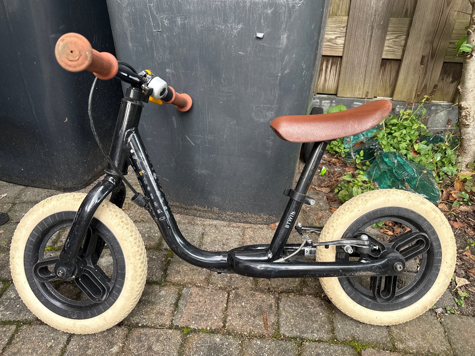 B'Twin loopfiets zwart met bruin zadel, Ophalen of Verzenden, Gebruikt, Velgrem, Minder dan 16 inch