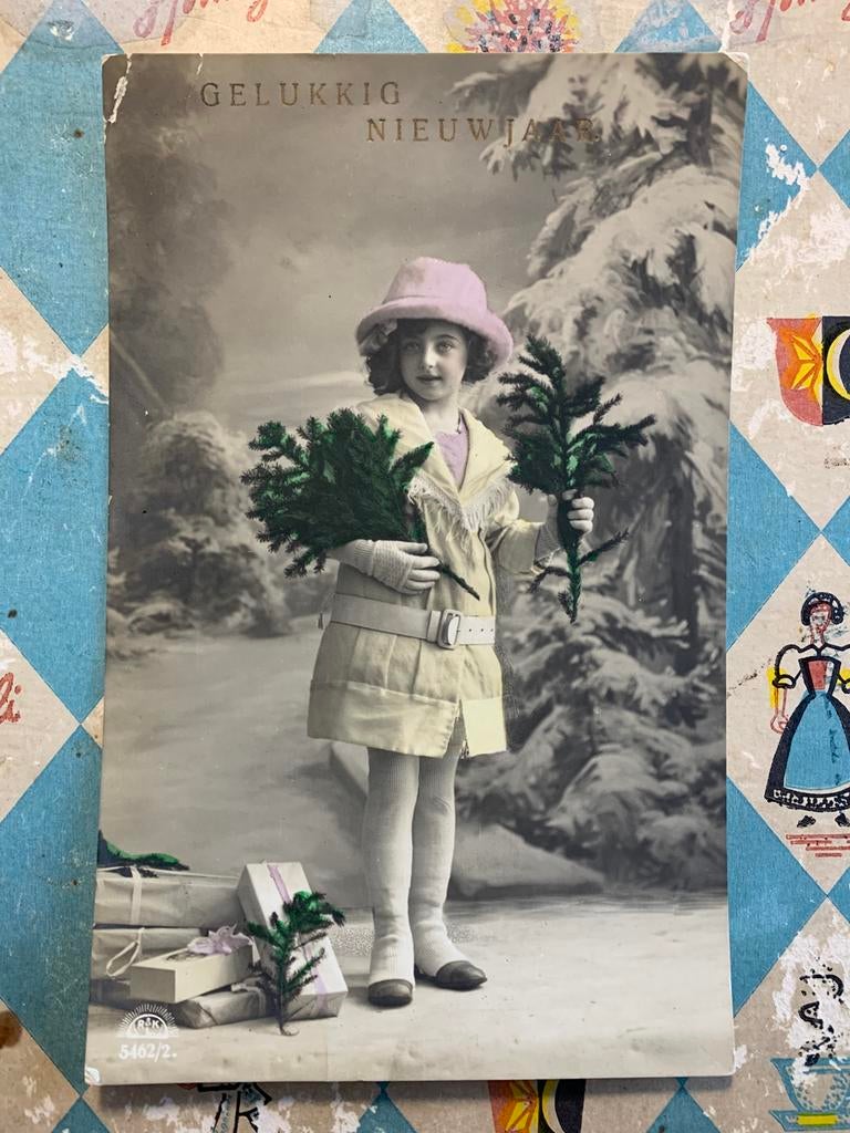 1917 Gelukkig Nieuwjaar - meisje met pakjes en dennetak (NN), Ophalen of Verzenden, Voor 1920, Gelopen, Feest(dag)