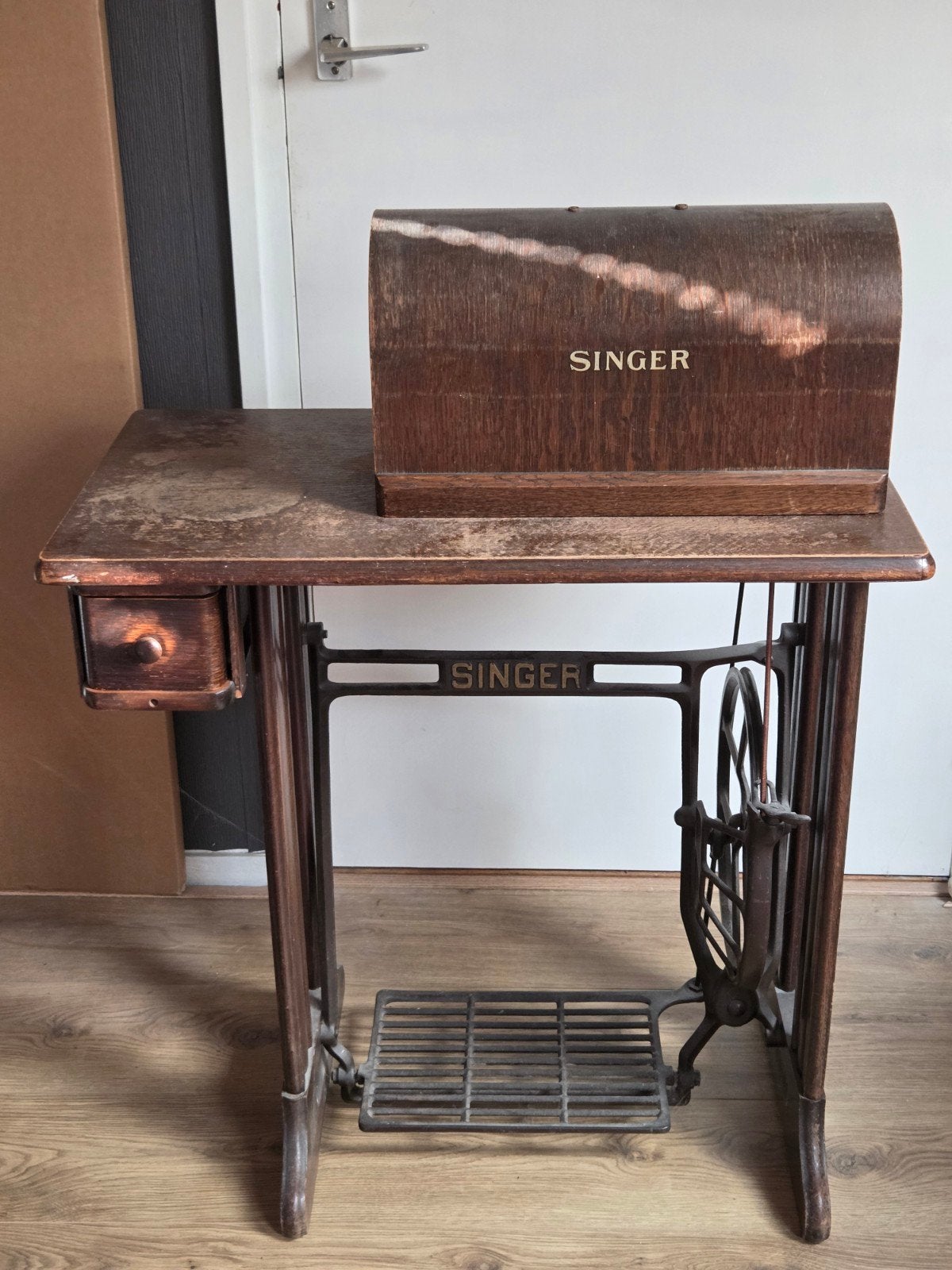 Oude singer naaimachine, Ophalen
