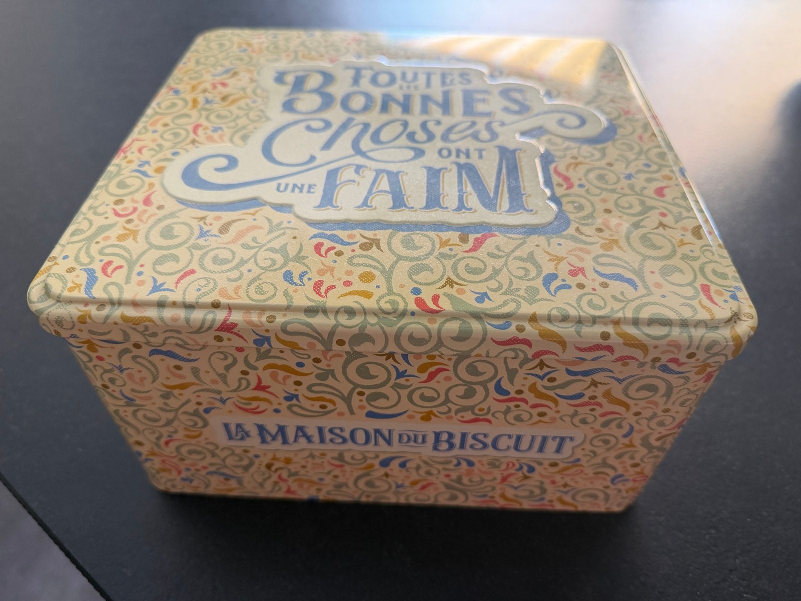 Koektrommel 'La Maison du Biscuit' uit Frankrijk, Verzamelen, Blikken, Ophalen of Verzenden, Zo goed als nieuw, Koek(jes)