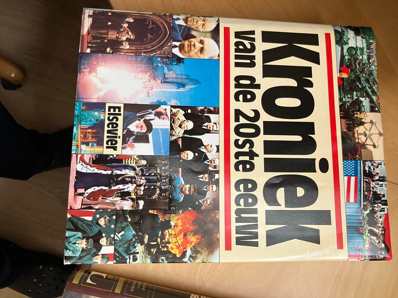 Kroniek van de 20ste eeuw - Elsevier, Boeken, Ophalen of Verzenden, 20e eeuw of later, Gelezen