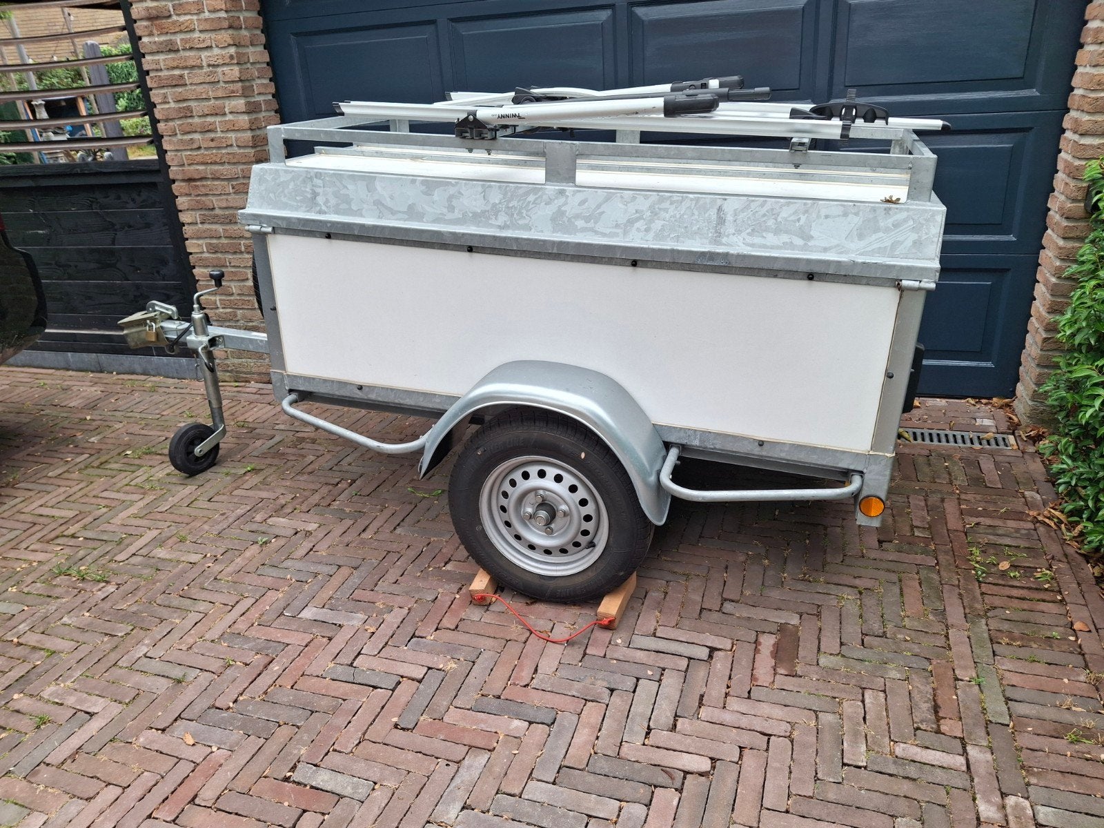 Te huur: Gesloten bagagewagen met imperiaal, Auto diversen, Aanhangers en Bagagewagens, Ophalen of Verzenden, Zo goed als nieuw