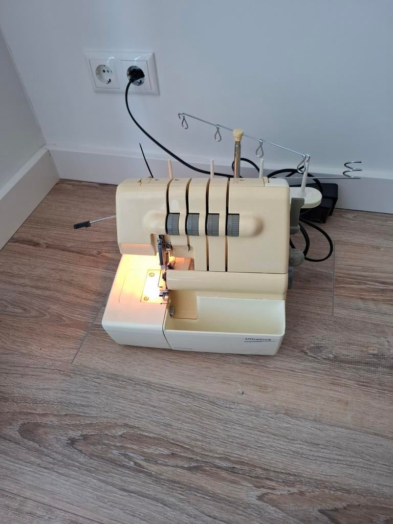 Singer Ultralock Lockmachine - gebruikt, Hobby en Vrije tijd, Ophalen of Verzenden, Zo goed als nieuw, Lockmachine, Singer