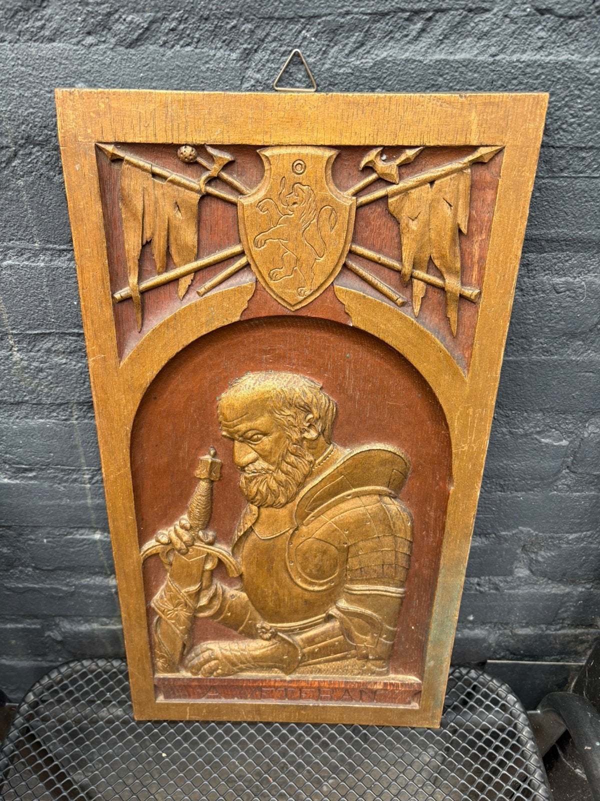 Karakteristiek ridder1900(neogotische stijl)op eiken paneel, Ophalen of Verzenden, 20 - 50 cm, Hout, Bruin