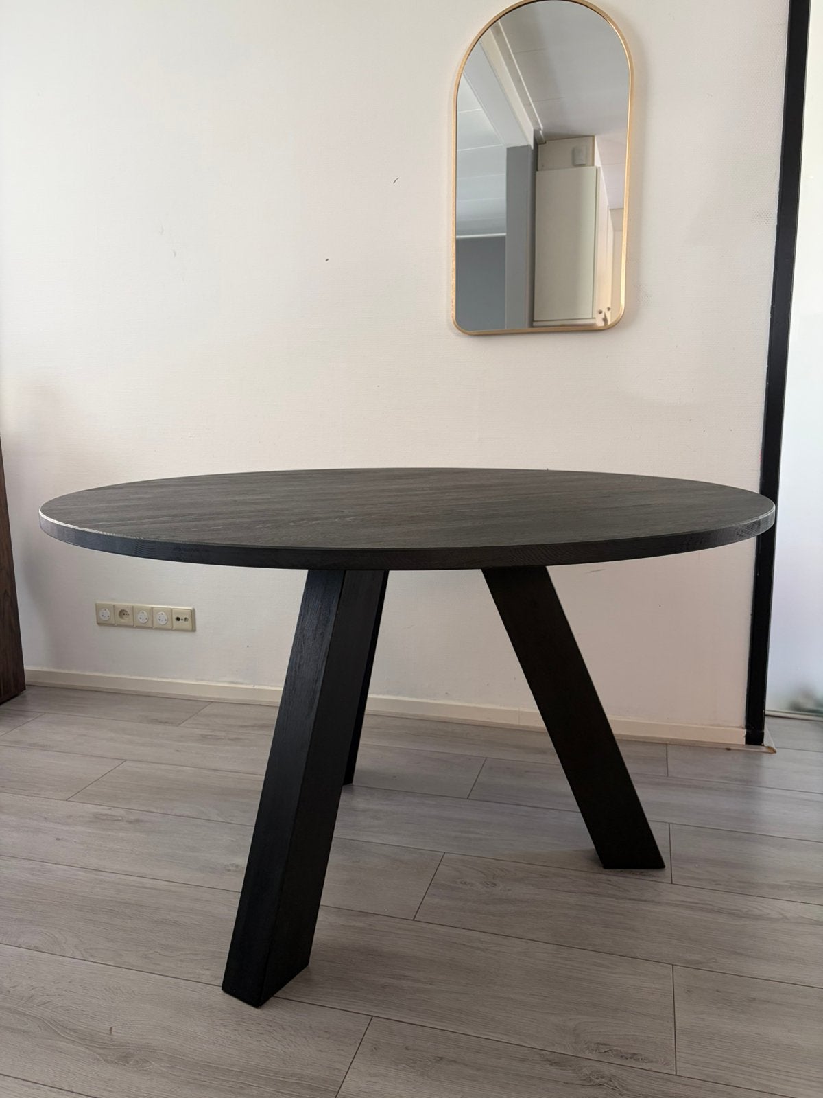 WOOOD Rhonda eettafel Ø129 cm – Massief eiken – Black Night, Ophalen, Gebruikt, 50 tot 100 cm, 100 tot 150 cm