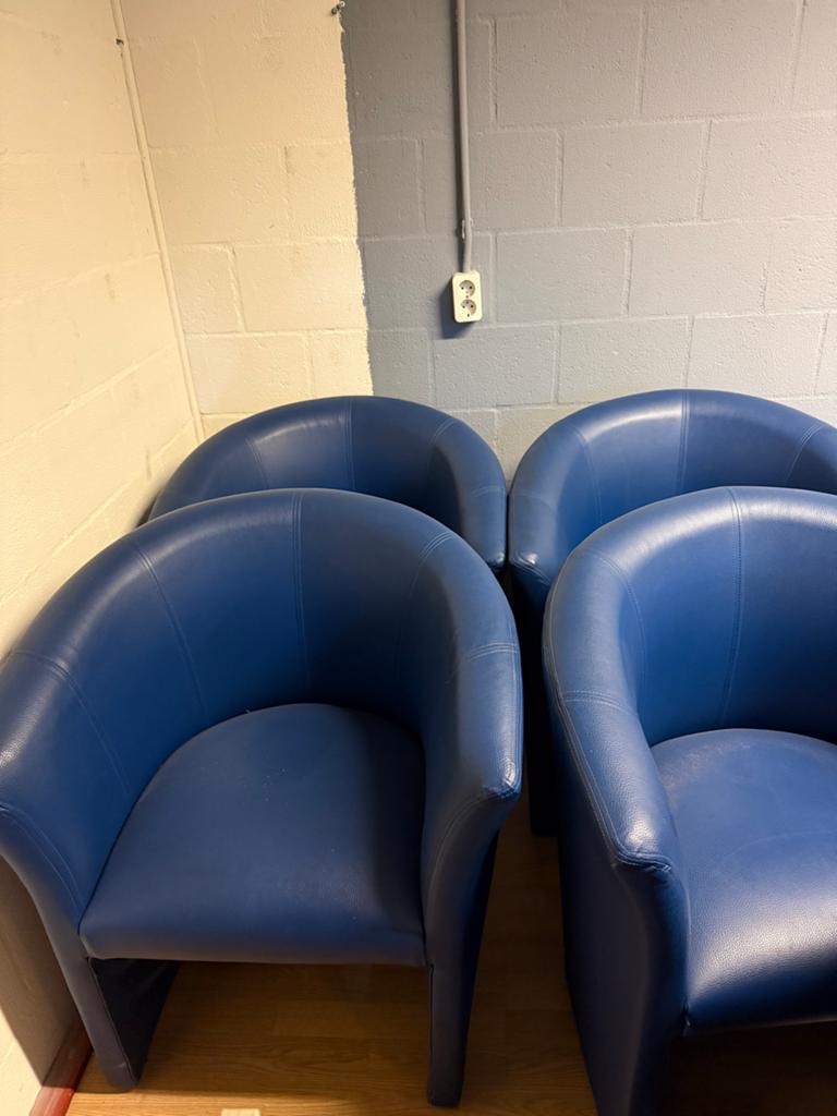 8 blauwe kuipstoelen - ideaal voor wachtkamer/kantoor, Ophalen, Kunststof, Gebruikt, Blauw