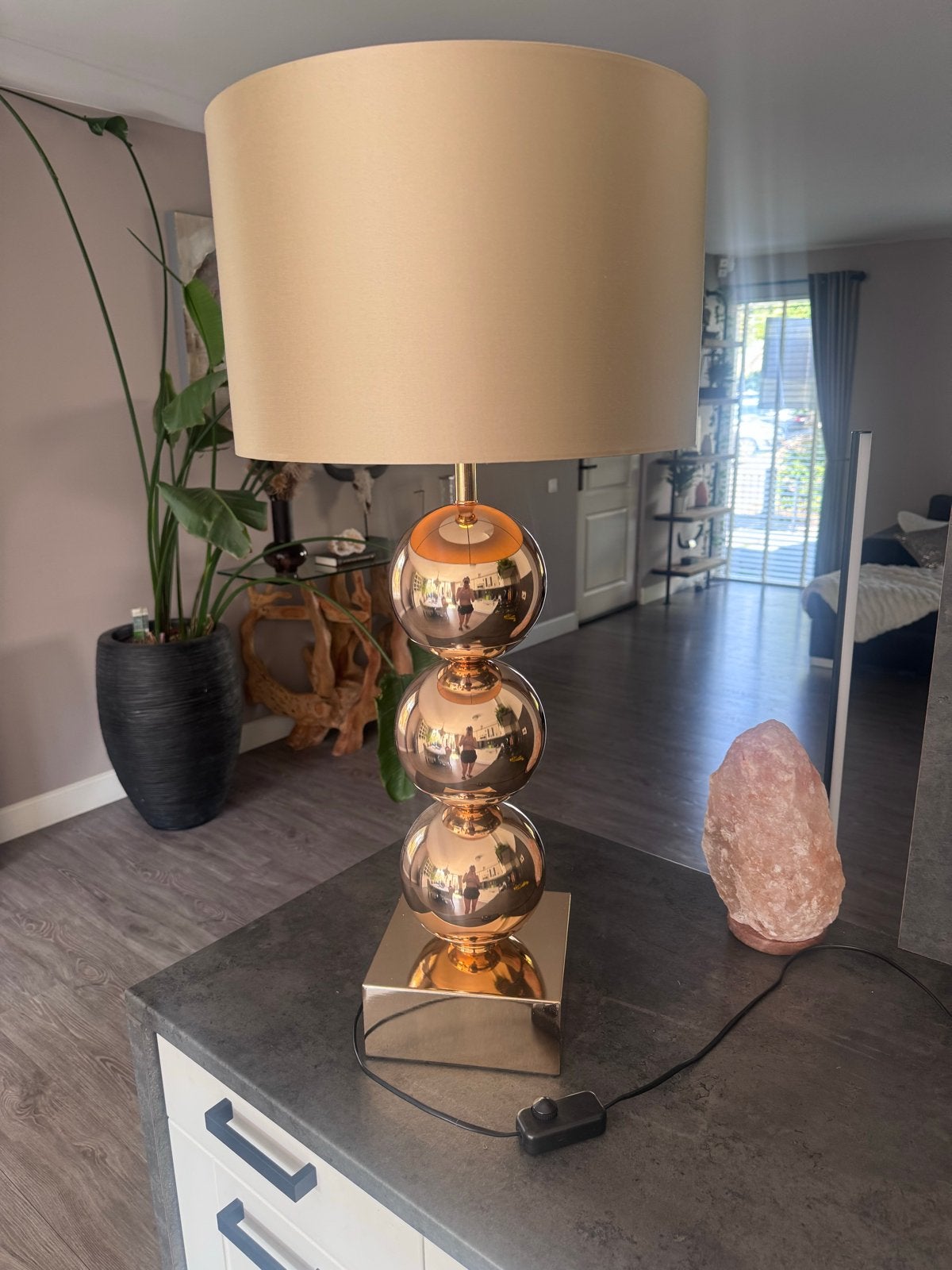 Moderne tafellamp met gouden bollen en beige kap, Ophalen, Overige merken, Goud, E27 (groot)