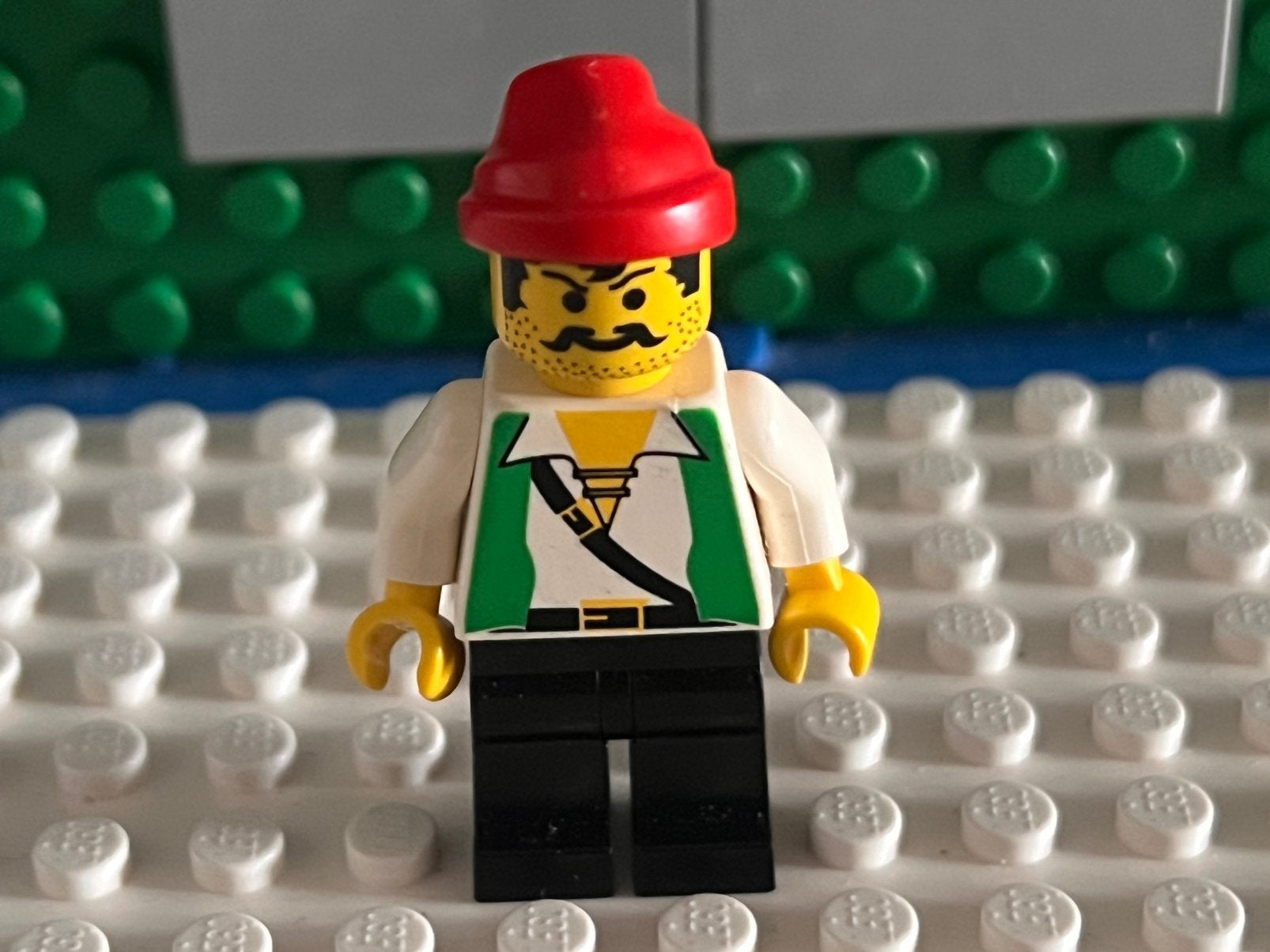 Lego piraat met groenvest minifiguur, Ophalen of Verzenden, Zo goed als nieuw