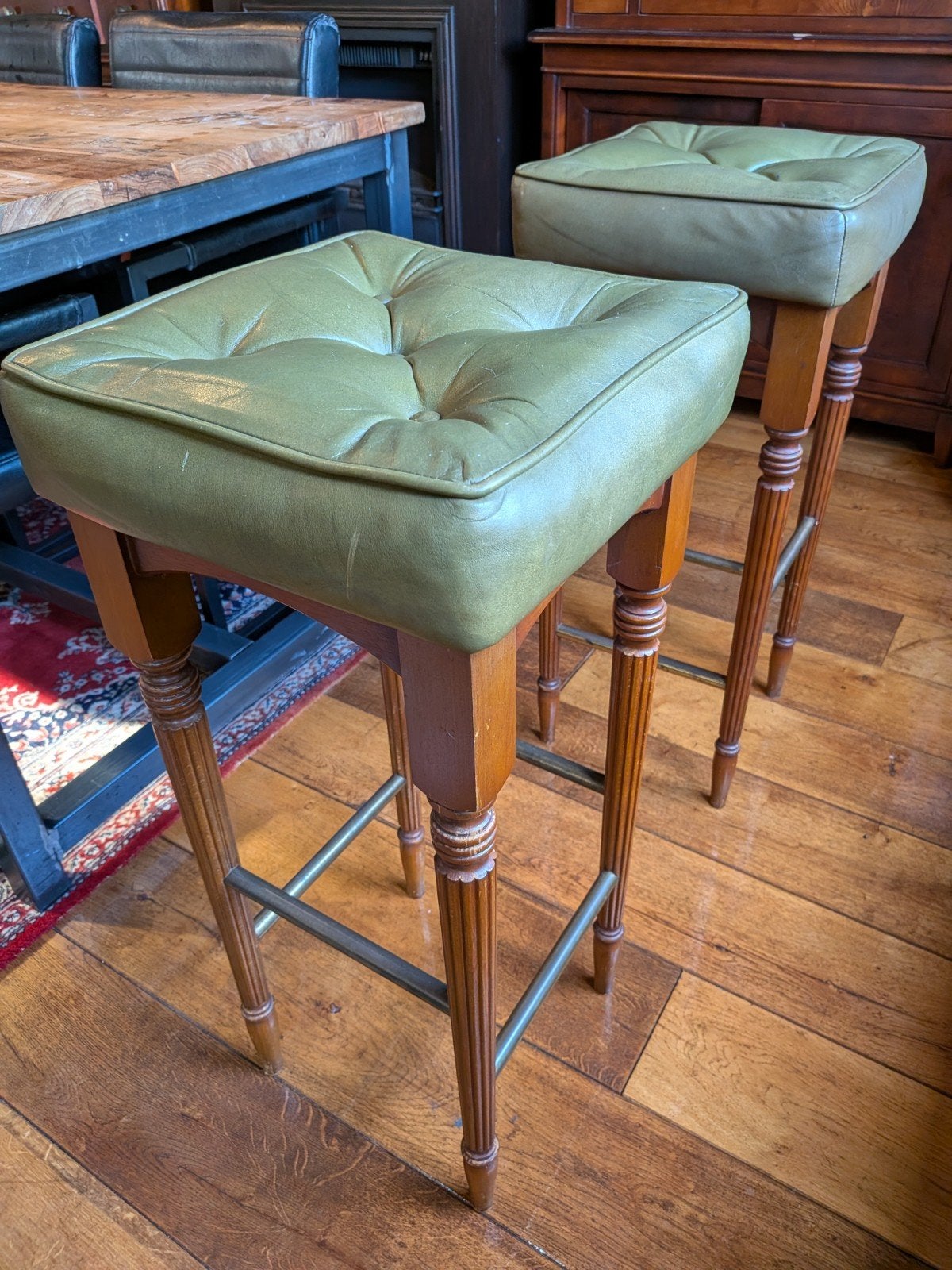 Set van 2 vintage chesterfield barkrukken met groen leren zi, Huis en Inrichting, Ophalen, Gebruikt, Twee, Overige kleuren