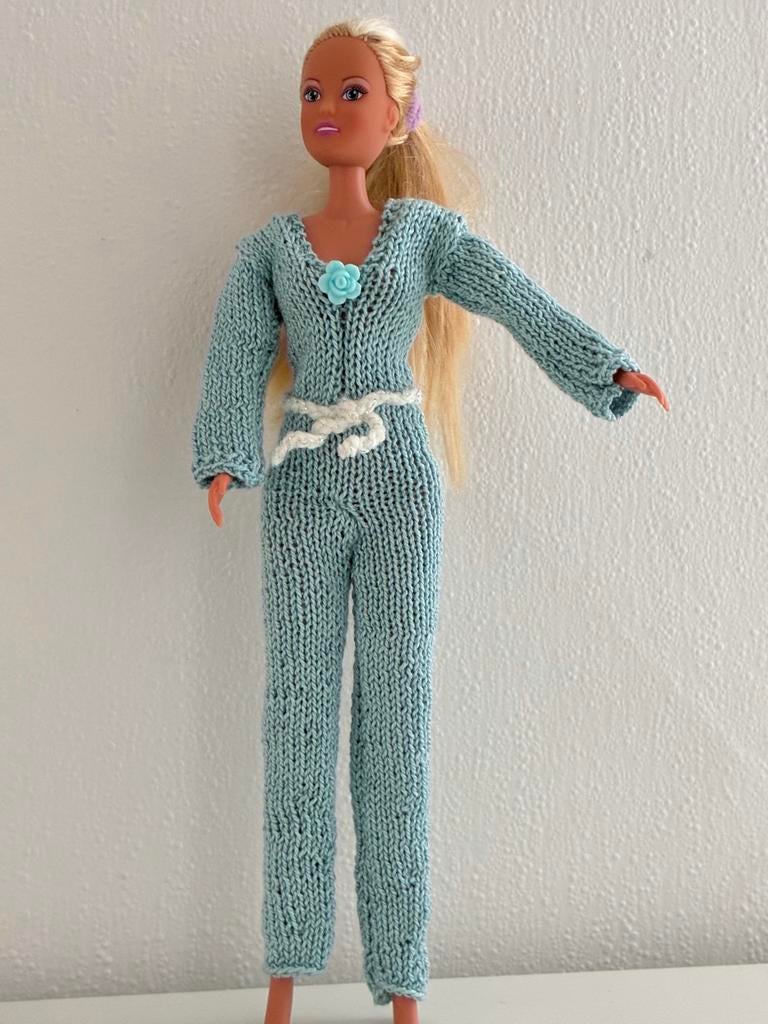 Handgebreide Barbie jumpsuit - Lichtblauw met bloem, Kinderen en Baby's, Speelgoed | Poppen, Ophalen of Verzenden, Zo goed als nieuw