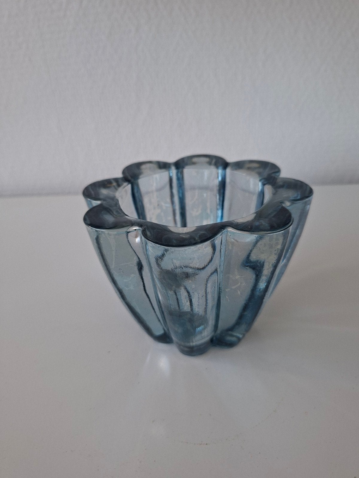 Grote zwaar glazen bloem theelichthouder, Antiek en Kunst, Antiek | Glas en Kristal, Ophalen of Verzenden