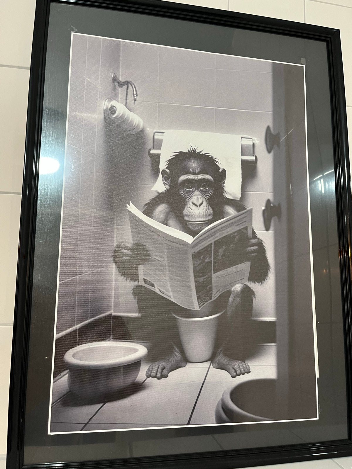 Muurdecoratie Aap op Toilet met Krant, Huis en Inrichting, Woonaccessoires | Schilderijen, Tekeningen en Foto's, Ophalen, 50 – 75
