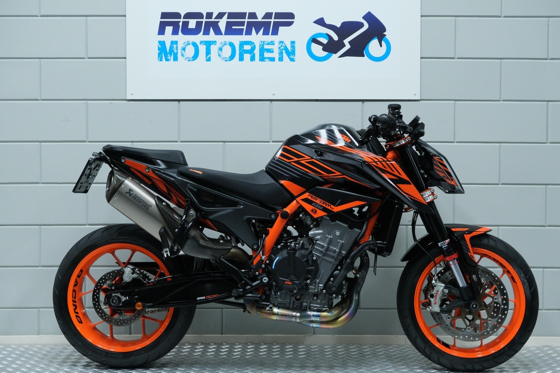 KTM 890 DUKE R ABS (bj 2020), E 3
A-5230  MATTIGHOFEN, AT, Bedrijf, Meer dan 35 kW, KTM Sportmotorcycle Ned B.V.