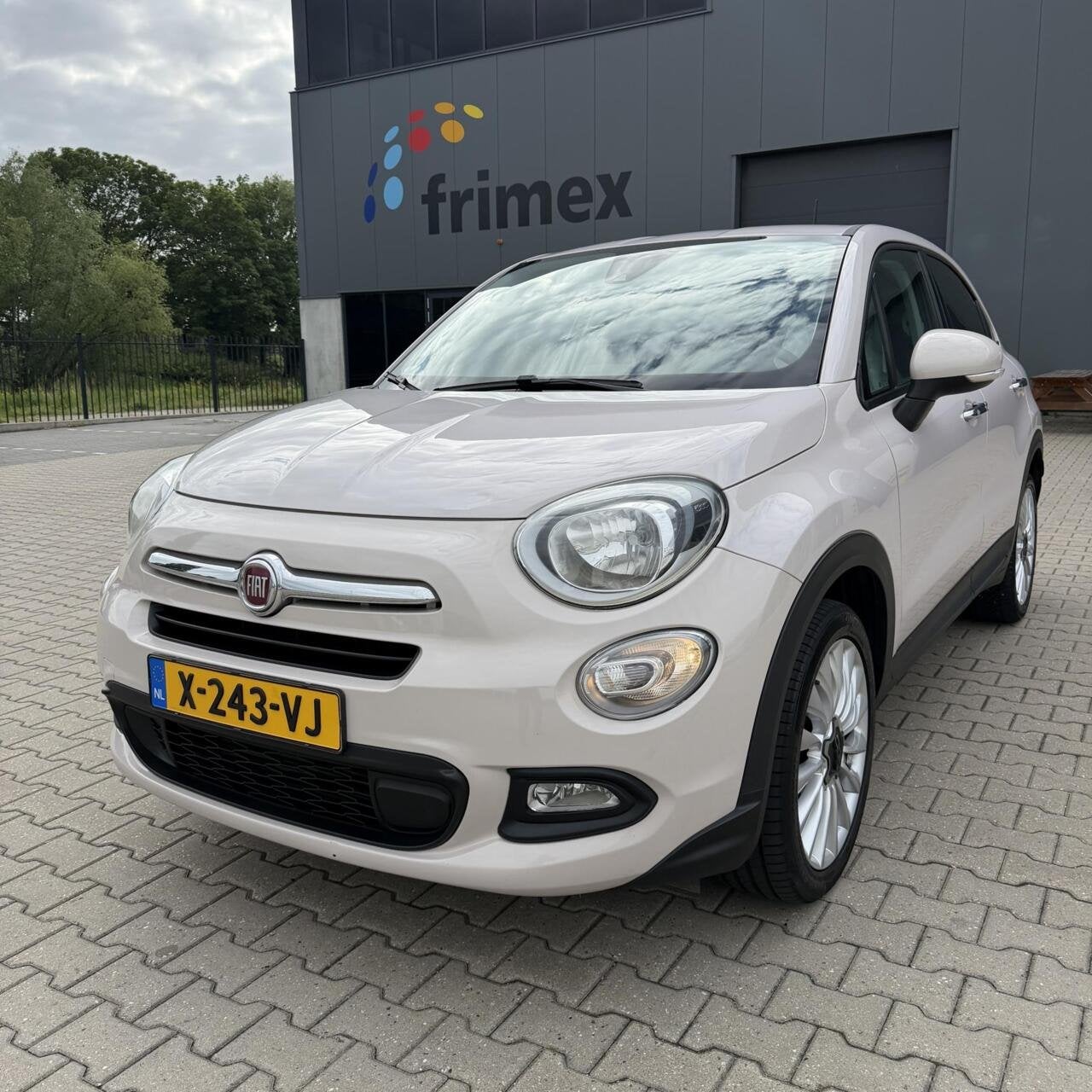 Fiat 500 X 1.4 Turbo Lounge 2015 | Camera | PDC | Navi, Auto's, Voorwielaandrijving, Automatische klimaatregeling, 136 pk, Gebruikt