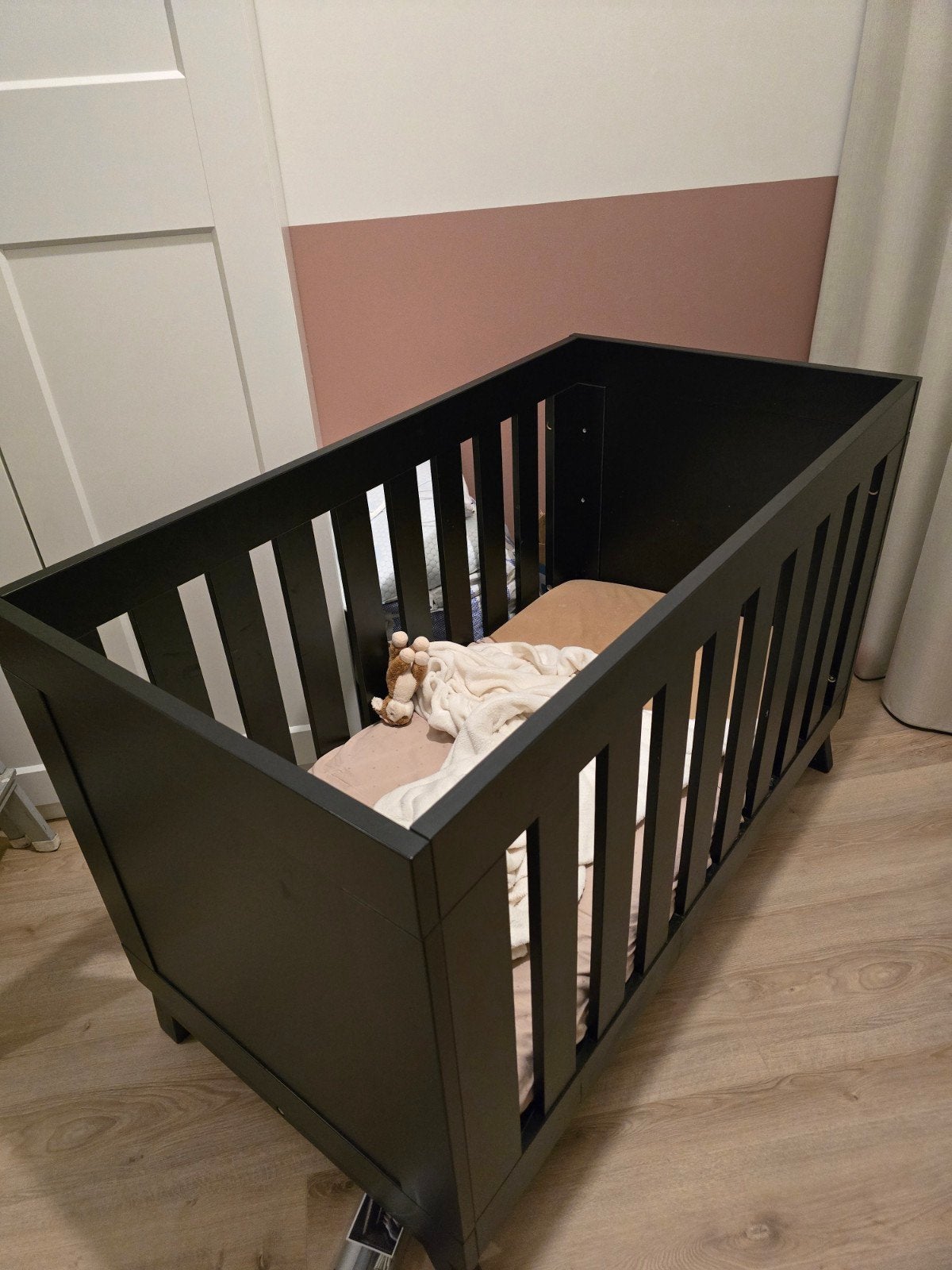 Ledikant Miami Zwart - Verstelbaar in Hoogte, Kinderen en Baby's, Ophalen, Gebruikt, Minder dan 140 cm, 85 tot 100 cm