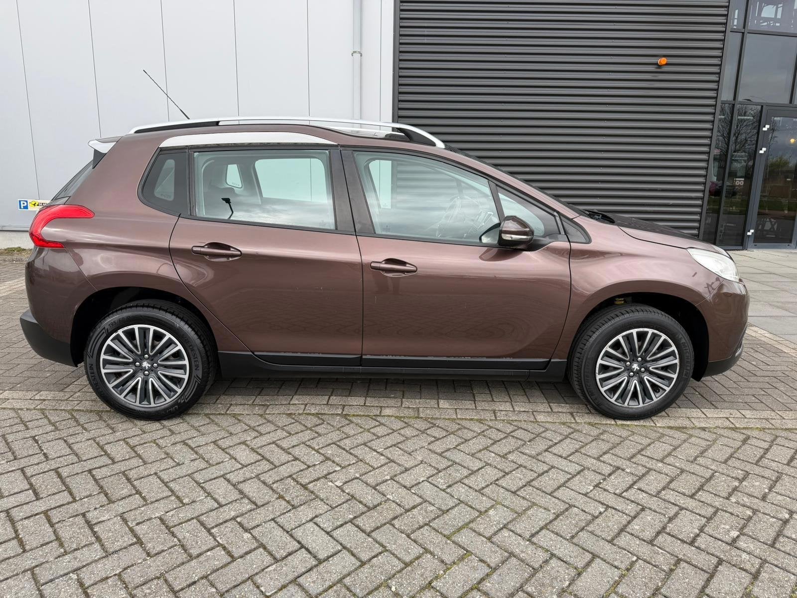 Peugeot 2008 1.2 VTi Active Cruise / Trekhaak / Panorama / N, Voorwielaandrijving, Euro 5, 1199 cc, Bruin