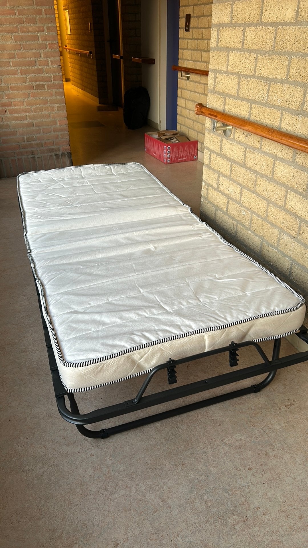 Logeerbed inklapbaar, Ophalen, Eenpersoons, 190 cm of minder, Zo goed als nieuw