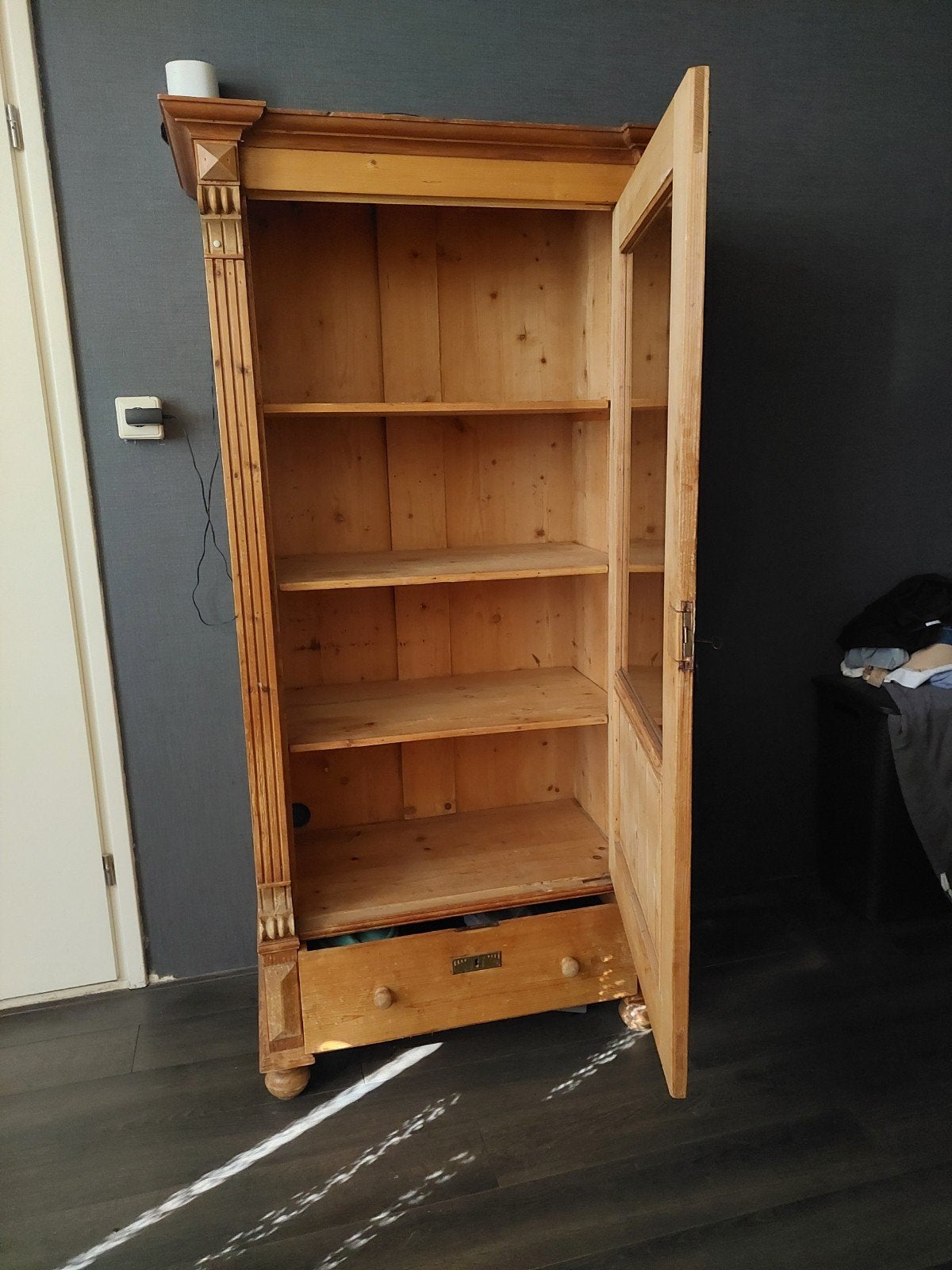 Antieke eendeurs vitrinekast van massief grenenhout, Ophalen, Gebruikt, Met lade(s), 50 tot 100 cm