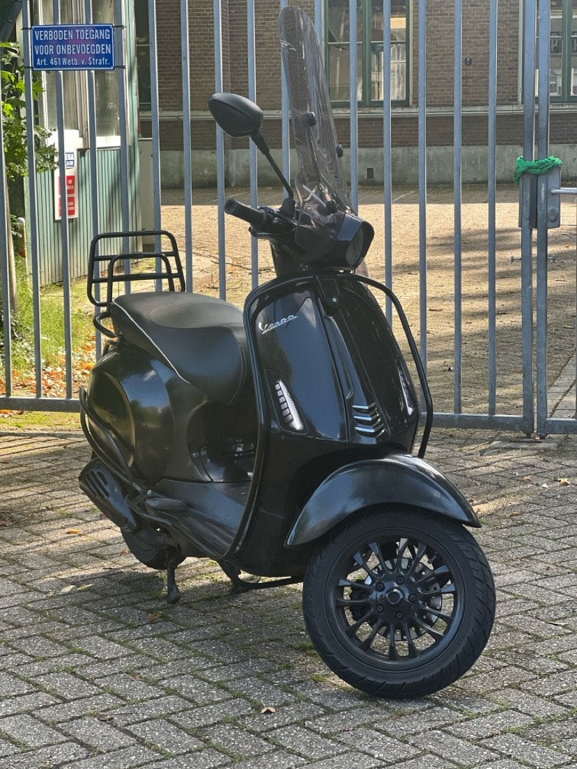 Vespa Sprint 2015 zwart gele kenteken, Fietsen en Brommers, Scooters | Vespa, Maximaal 45 km/u, Vespa S, Ophalen of Verzenden