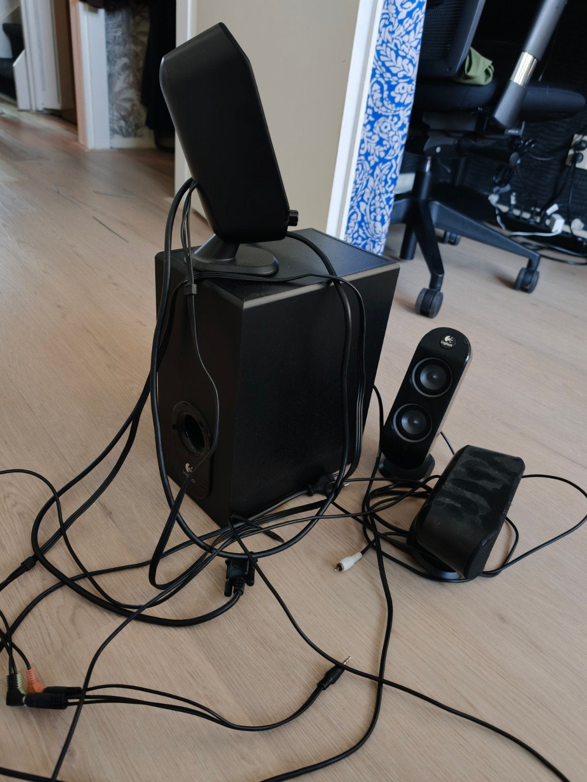 Logitech PC Muziekset: 3 Boxen, 1 Subwoofer, Plug & Play, Ophalen, Gebruikt, Audiokanaal 2.1, Logitech