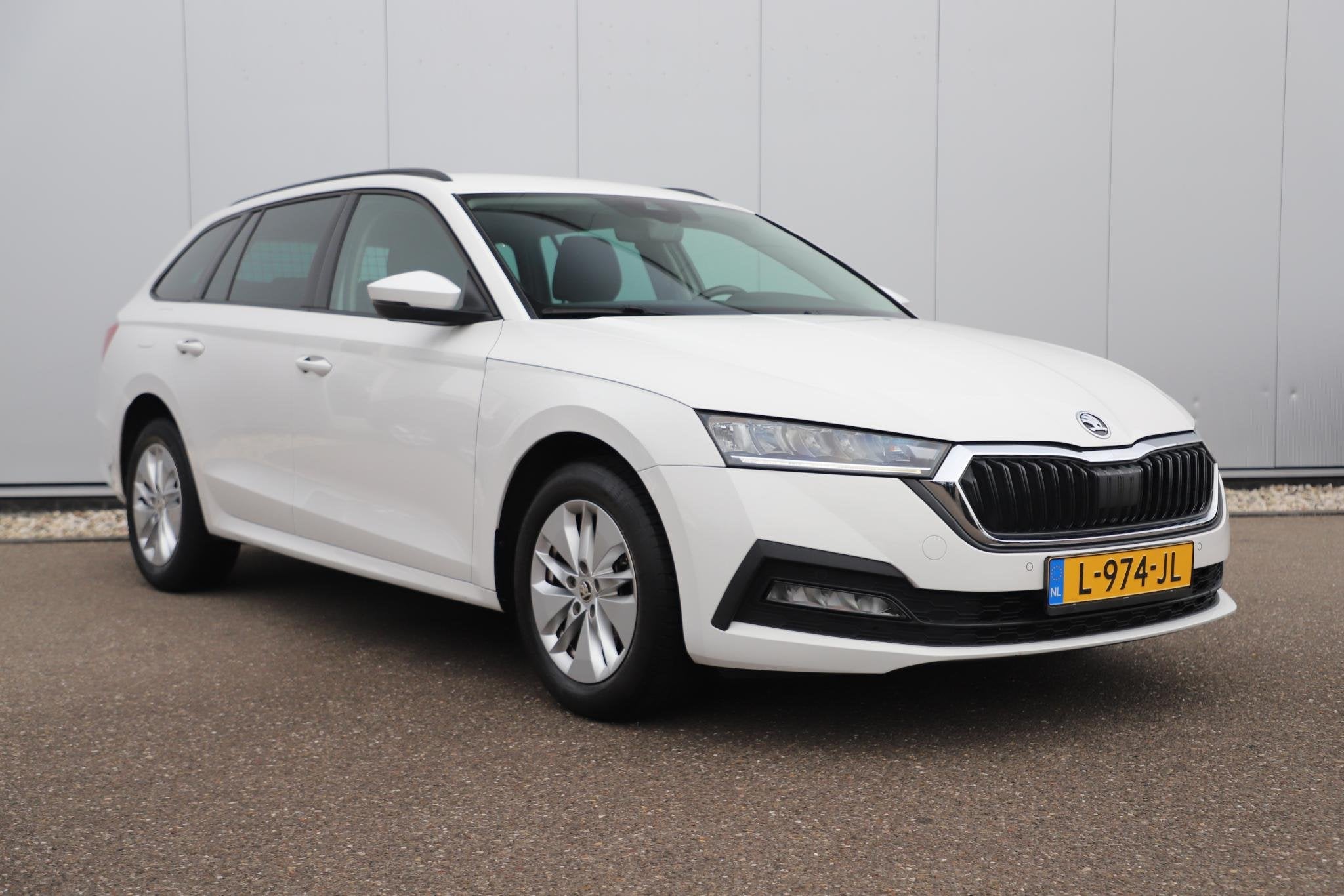 Skoda Octavia Combi 1.0 e-TSI Business Edition Automaat Virt, Auto's, Stof, Gebruikt, Met garantie (alle), Wit
