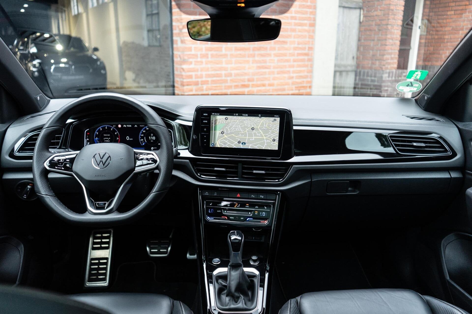 Volkswagen T-Roc 1.5 TSI R-Line Pano / Memory / Beats, Zwart, 4 cilinders, 150 pk, Leder