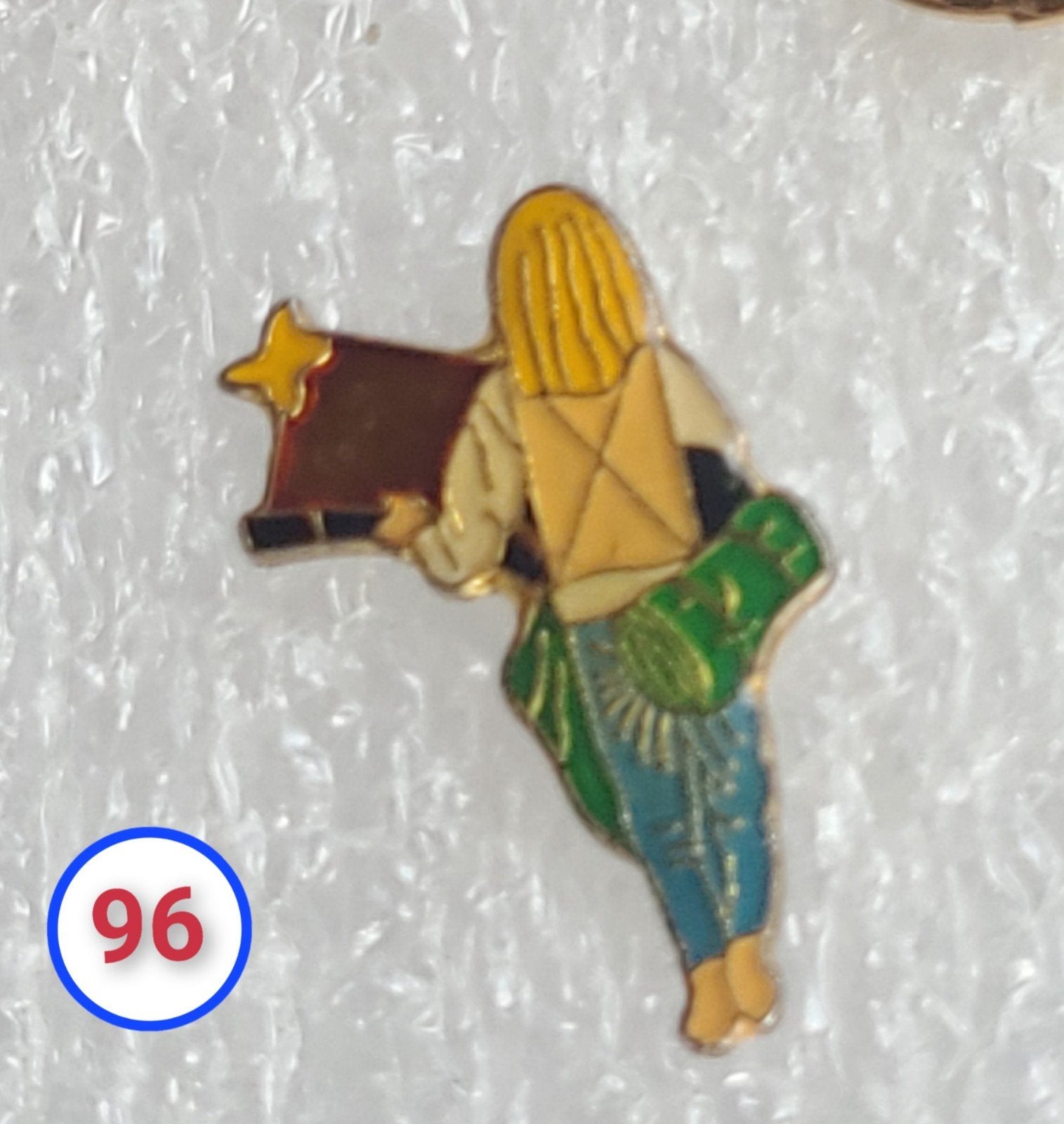 Vintage pin van een persoon met vlag en tas, Verzamelen, Speldjes, Pins en Buttons, Verzenden