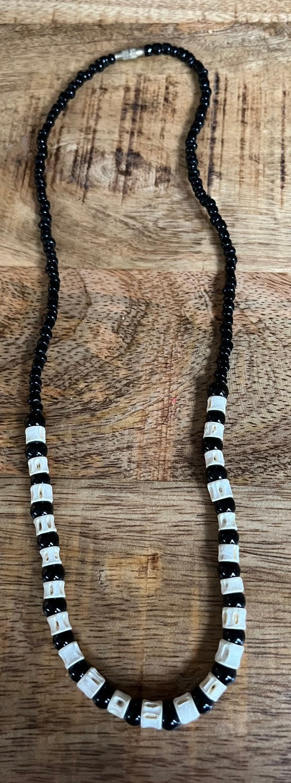 Ketting van zwarte kralen en kralen van been 54 cm, Ophalen of Verzenden, Zo goed als nieuw, Zwart, Steen of Mineraal