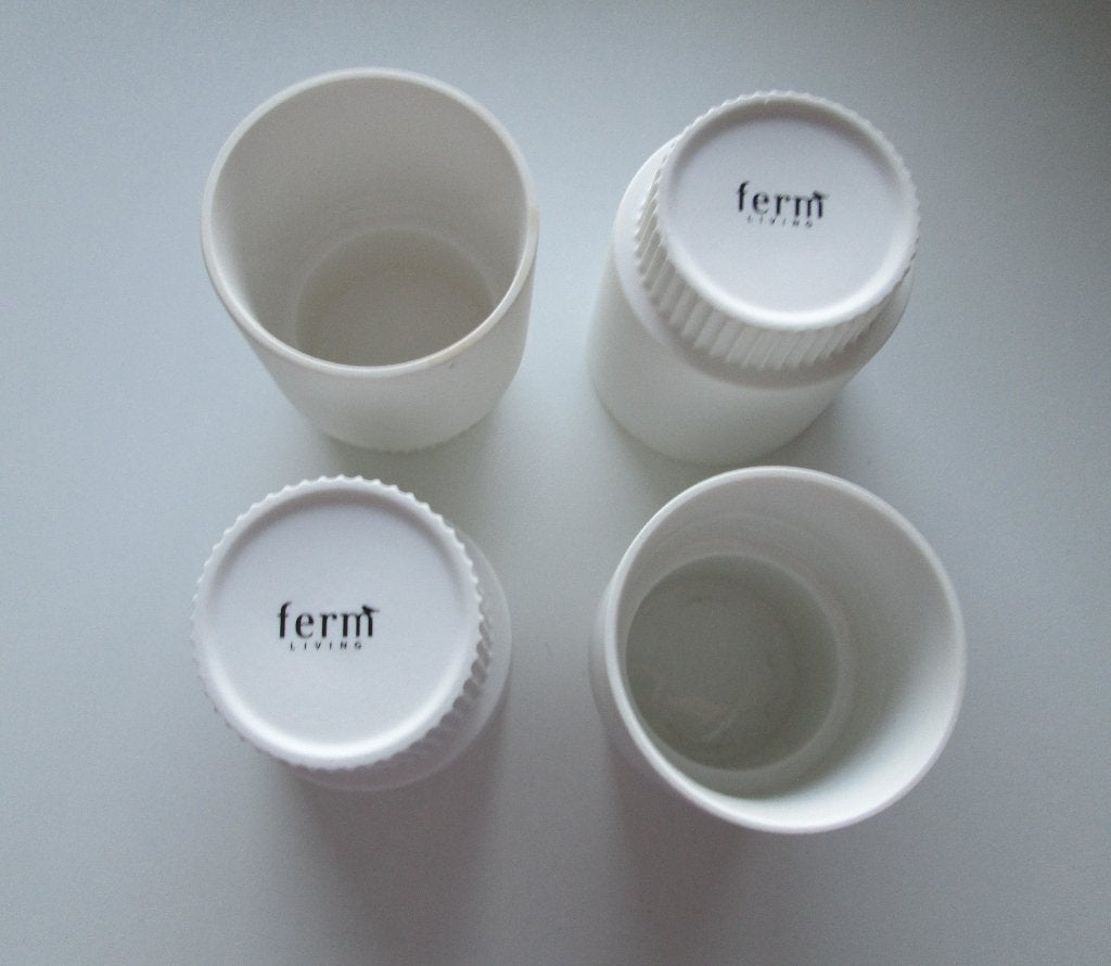 Ferm Living – Serie Ripple – 4 bekers wit keramiek  , Keramiek, Ophalen of Verzenden, Zo goed als nieuw, Kom(men)
