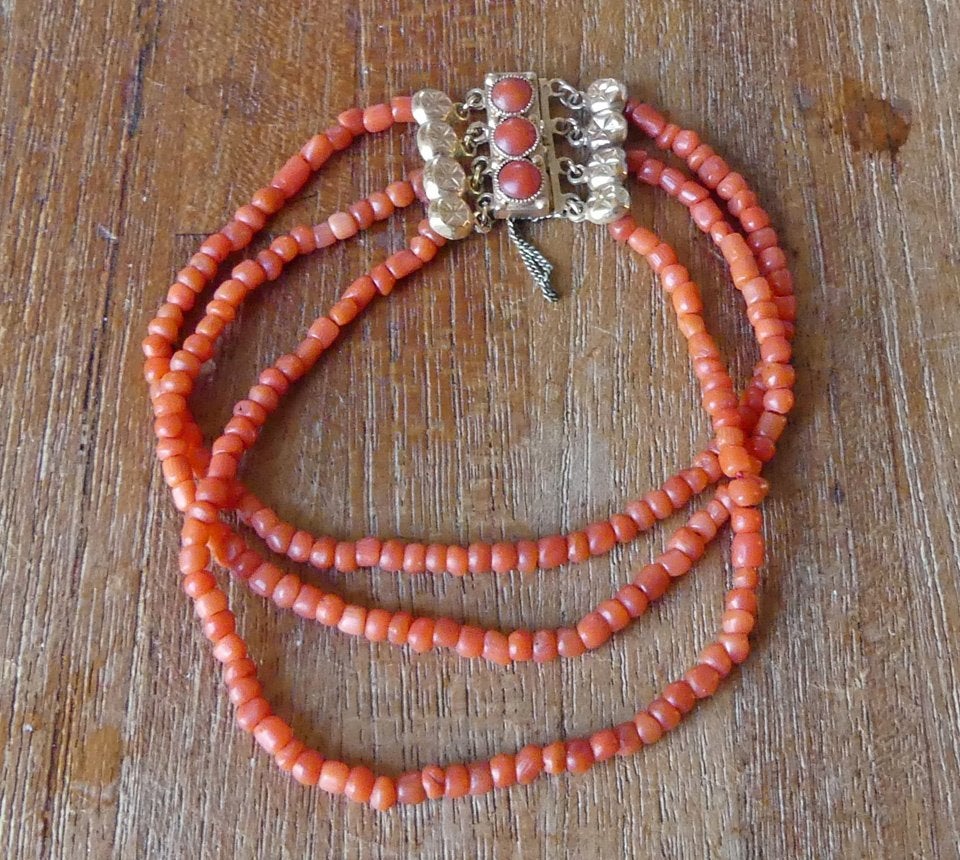 Antieke armband bloedkoraal drie strengen koraal armbandje, Sieraden, Tassen en Uiterlijk, Ophalen of Verzenden, Goud, Armband