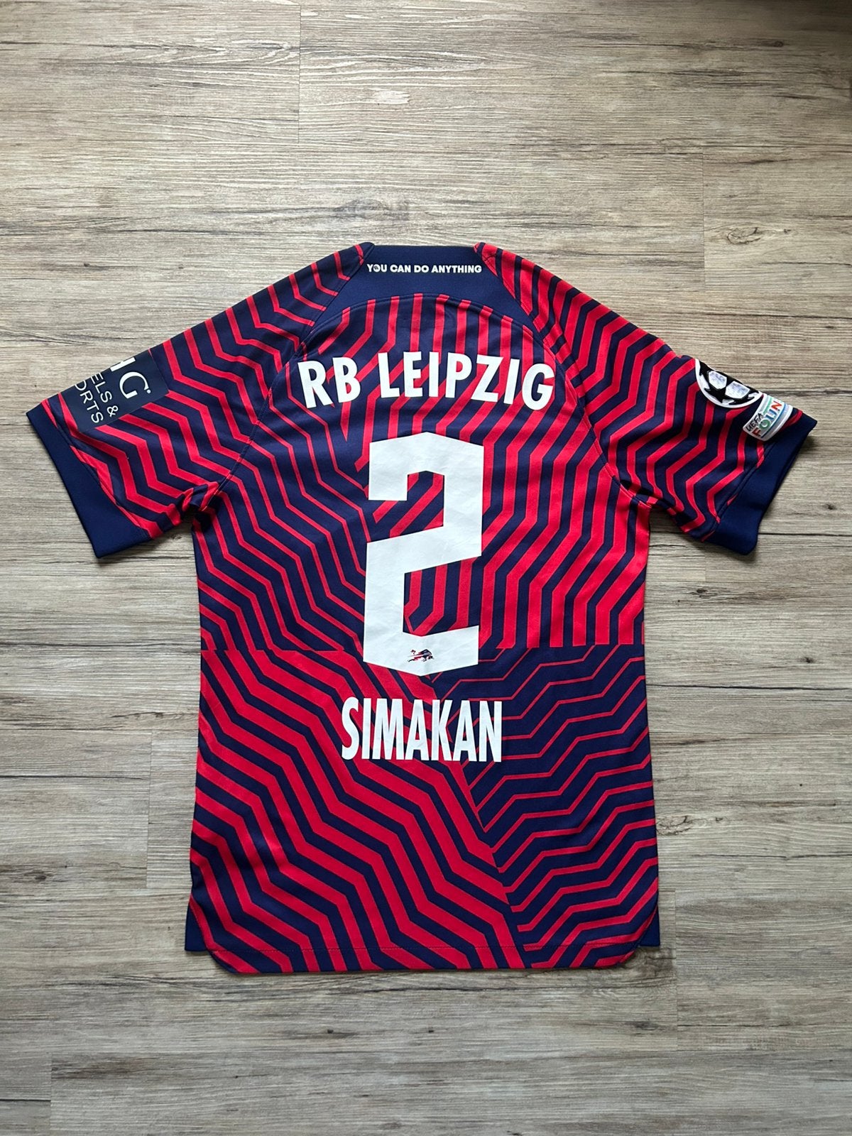Origineel RB Leipzig Uitshirt 23/24 Simakan #2 - Maat S, Maat S, Ophalen of Verzenden, Zo goed als nieuw, Shirt