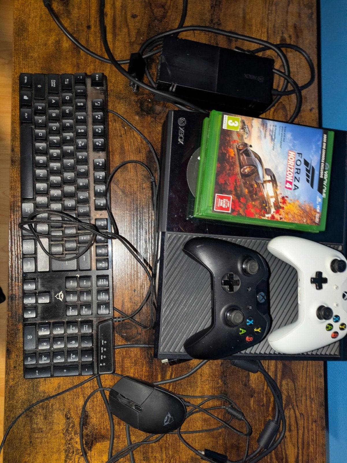Xbox One Console met 2 controllers en 3 games, Spelcomputers en Games, Games | Xbox One, Ophalen, Online, Gebruikt, 2 spelers