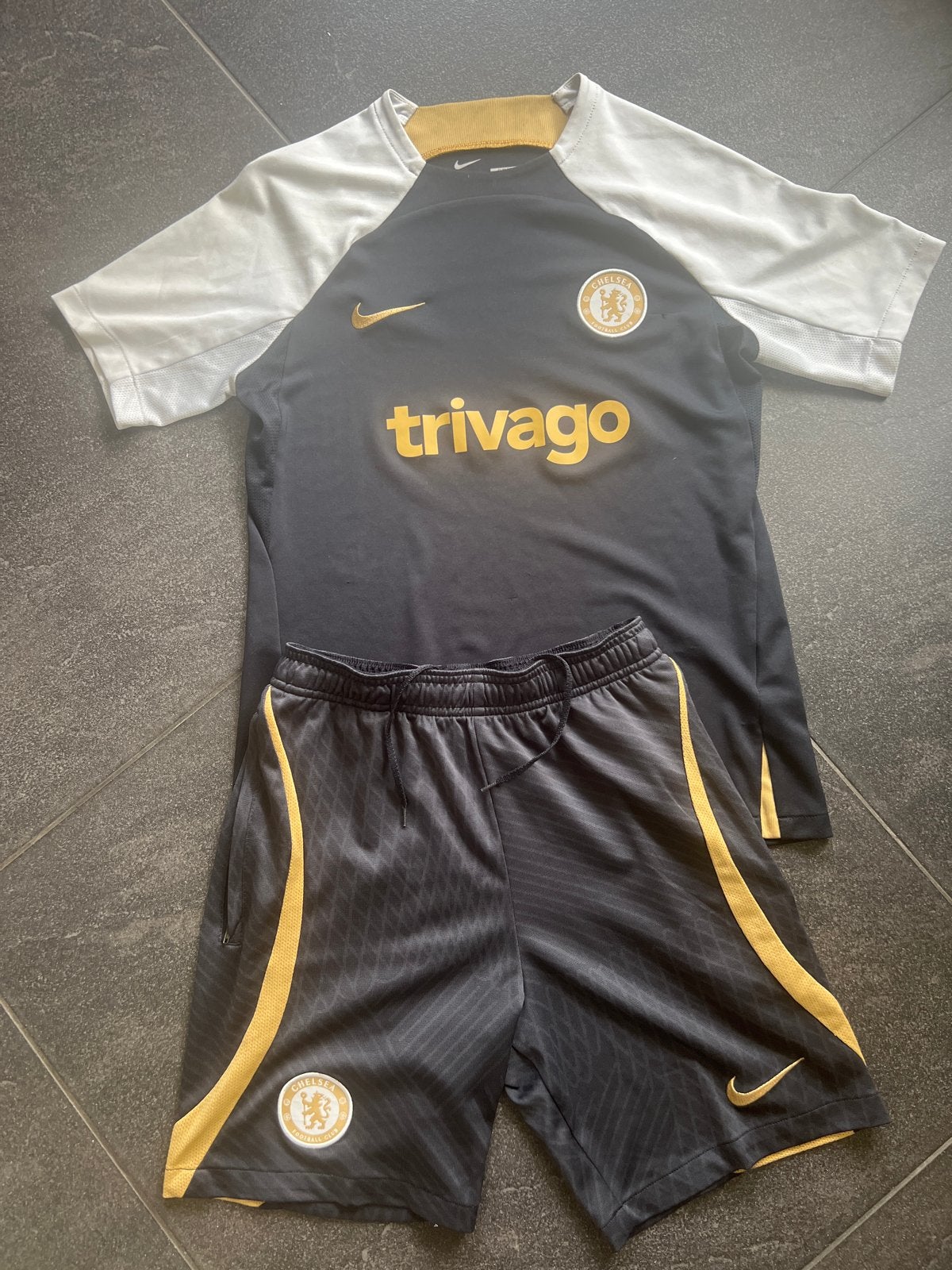 Chelsea Nike Trainingsset Zwart Goud Maat 158-170 / XL, Ophalen of Verzenden, Gebruikt, Jongen of Meisje