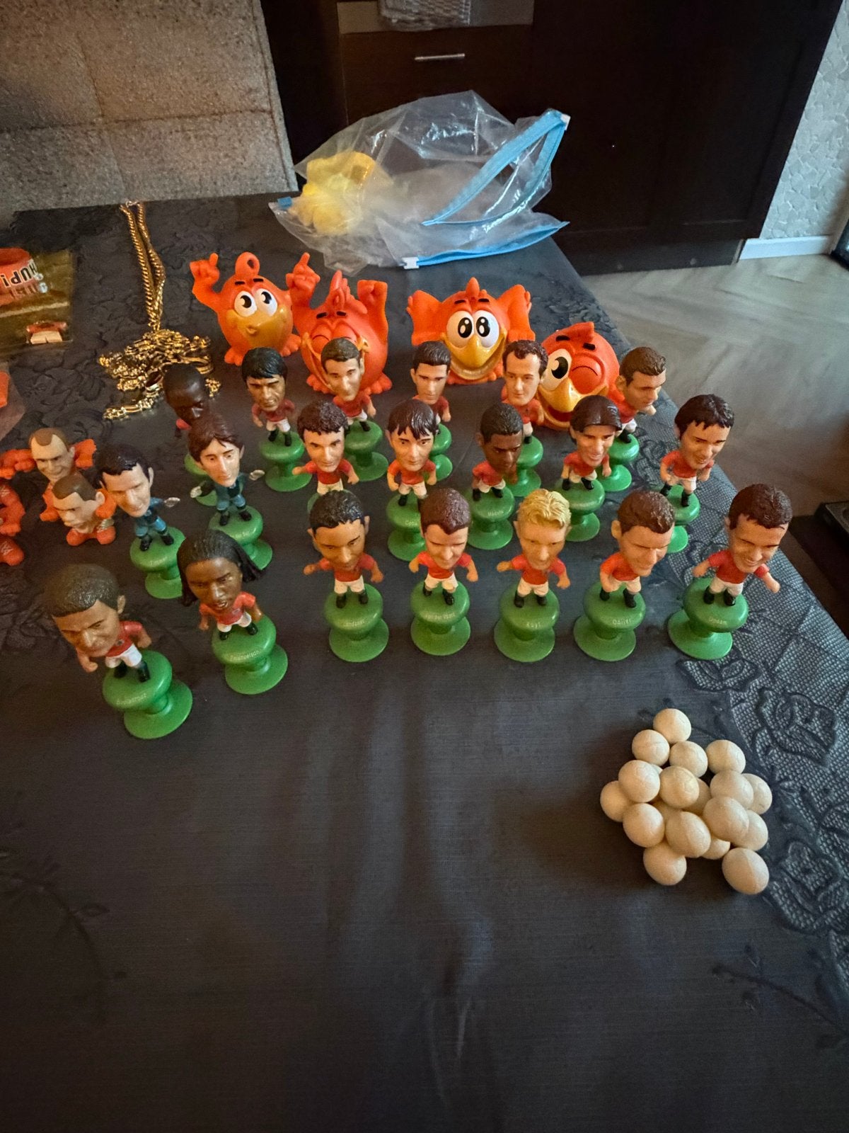 Grote verzameling voetbalitems: poppetjes, boksballen, Ophalen of Verzenden, Gebruikt