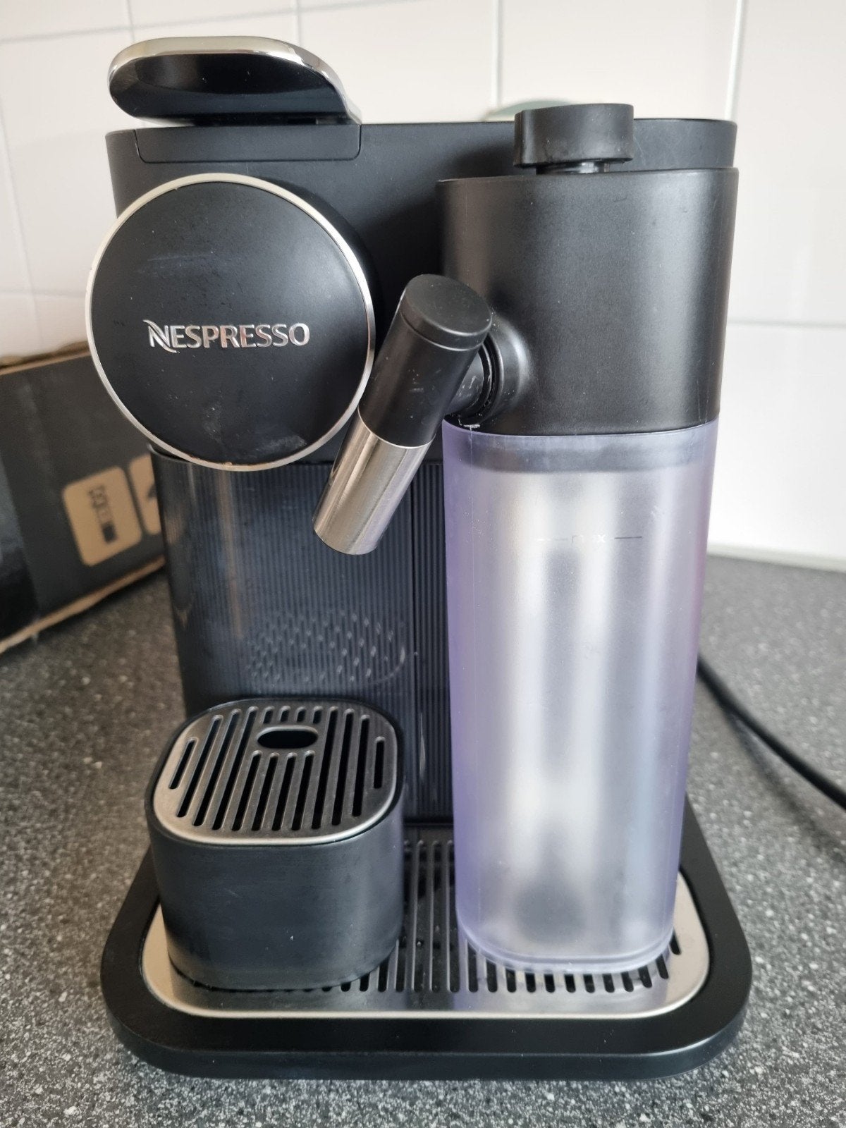 Nespresso De'Longhi Lattissima One - Zwart, Koffiepads en cups, Gebruikt, Koffiemachine, Ophalen of Verzenden