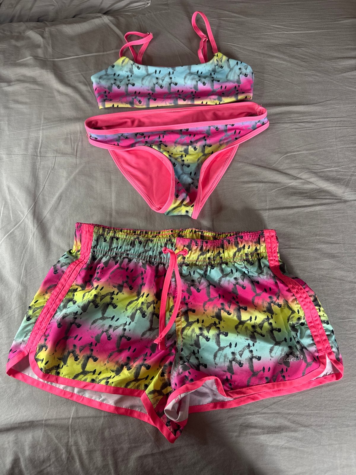Bikini en zwemshort set - Kleurrijk met paardenprint, Kleding | Dames, Ophalen, Zo goed als nieuw, Meerkleurig, Bikini