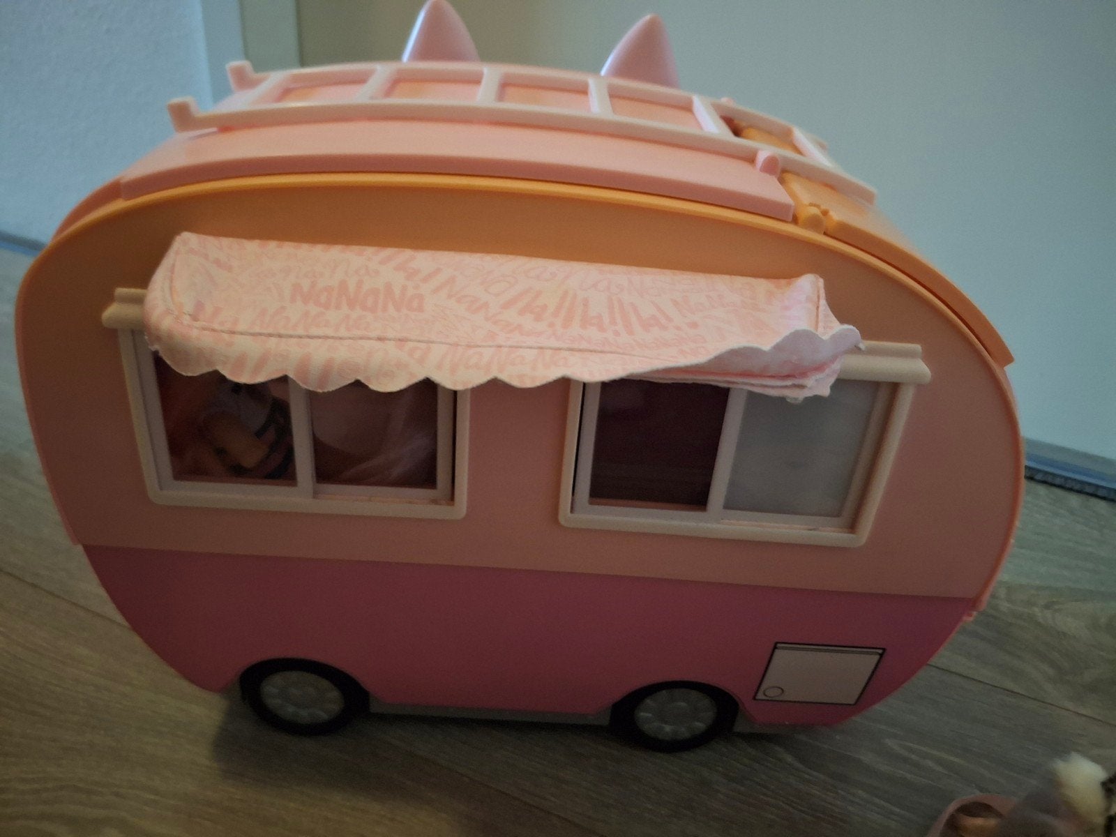 Na! Na! Na! Surprise Camper en Auto Speelset, Kinderen en Baby's, Speelgoed | Speelgoedvoertuigen, Ophalen of Verzenden, Zo goed als nieuw