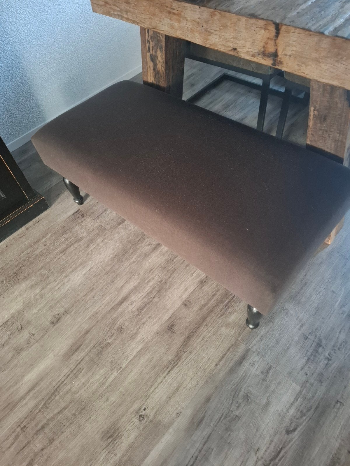 Bruine gestoffeerde bankje met houten poten, Ophalen, Gebruikt, Bruin, Stof