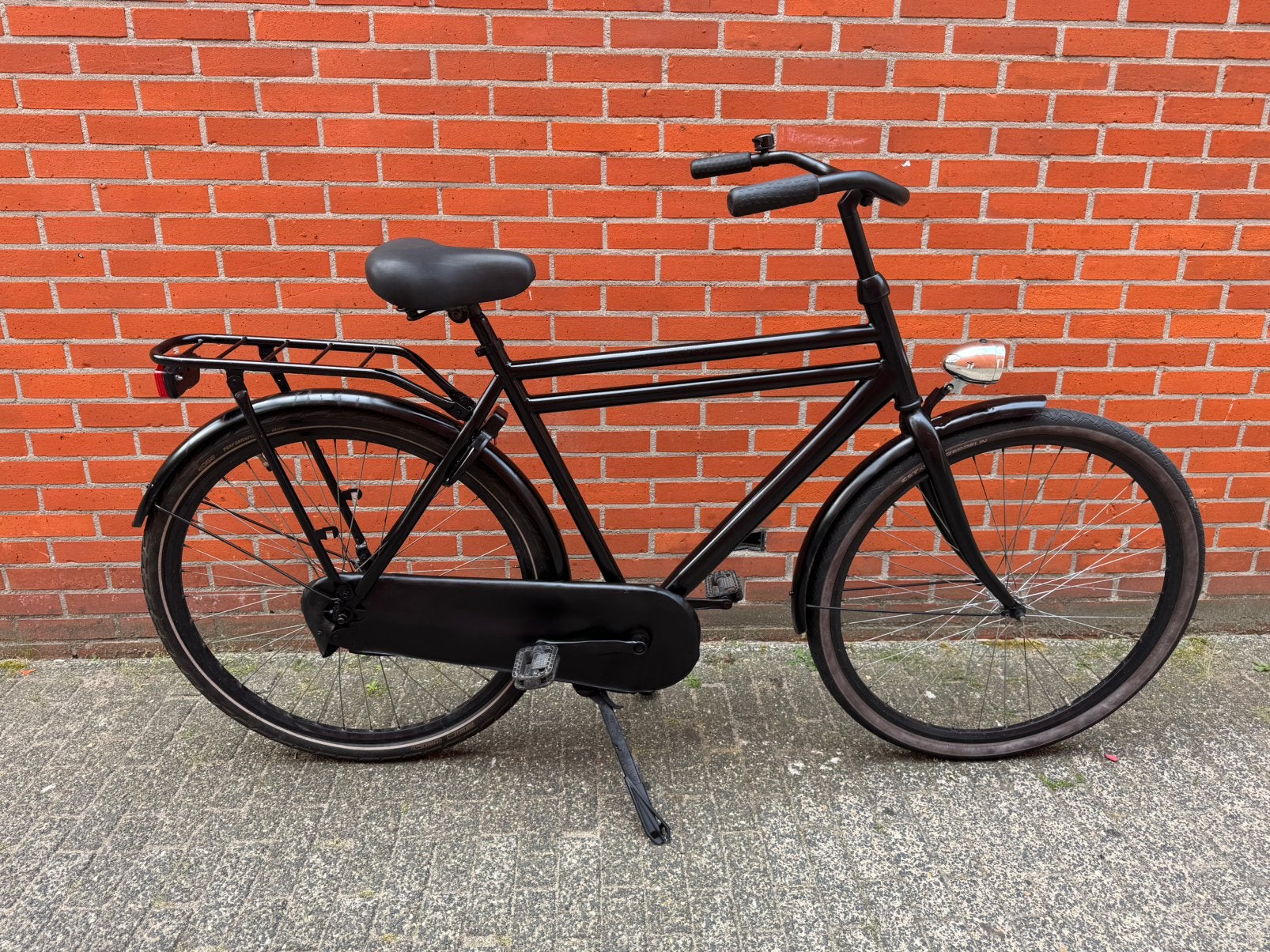 Zwarte herenfiets 28 inch stadsfiets met lampjes 59 cm, Fietsen en Brommers, Fietsen | Heren | Herenfietsen, Zo goed als nieuw