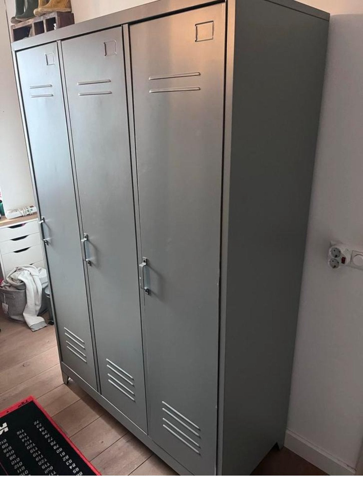 Woood 3 deurs lockerkast / Grijze metaal, Huis en Inrichting, Kasten | Lockerkasten, Ophalen, Zo goed als nieuw