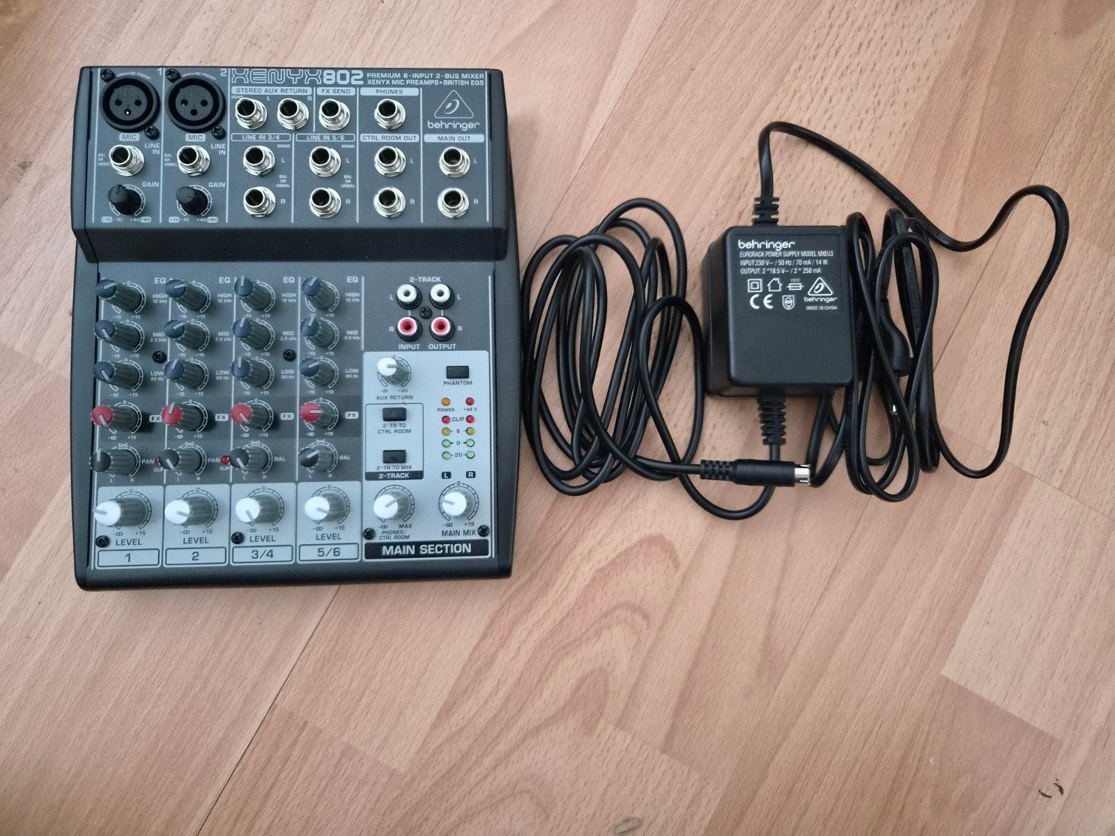Behringer Xenyx 802 met originele adapter en verpakking, Ophalen of Verzenden, Zo goed als nieuw