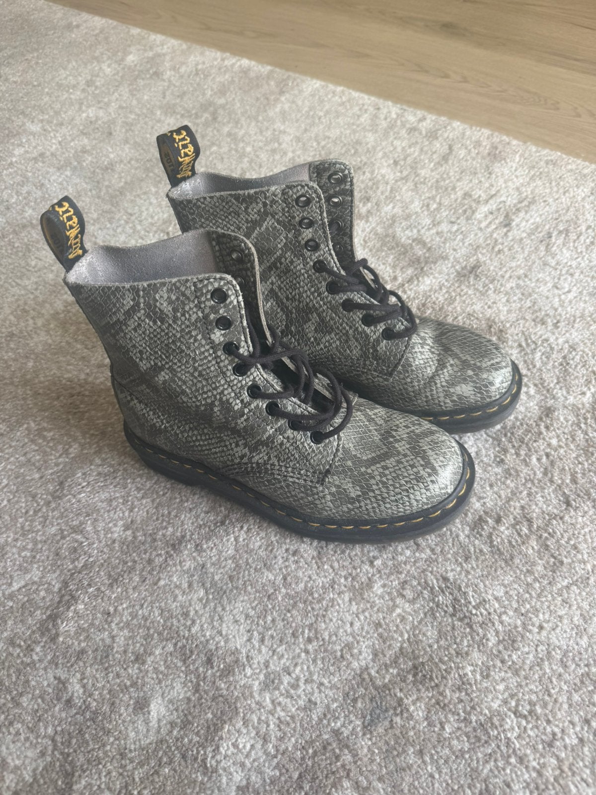 Originele Dr. Martens te koop!, Ophalen, Zo goed als nieuw, Meisje, Schoentjes