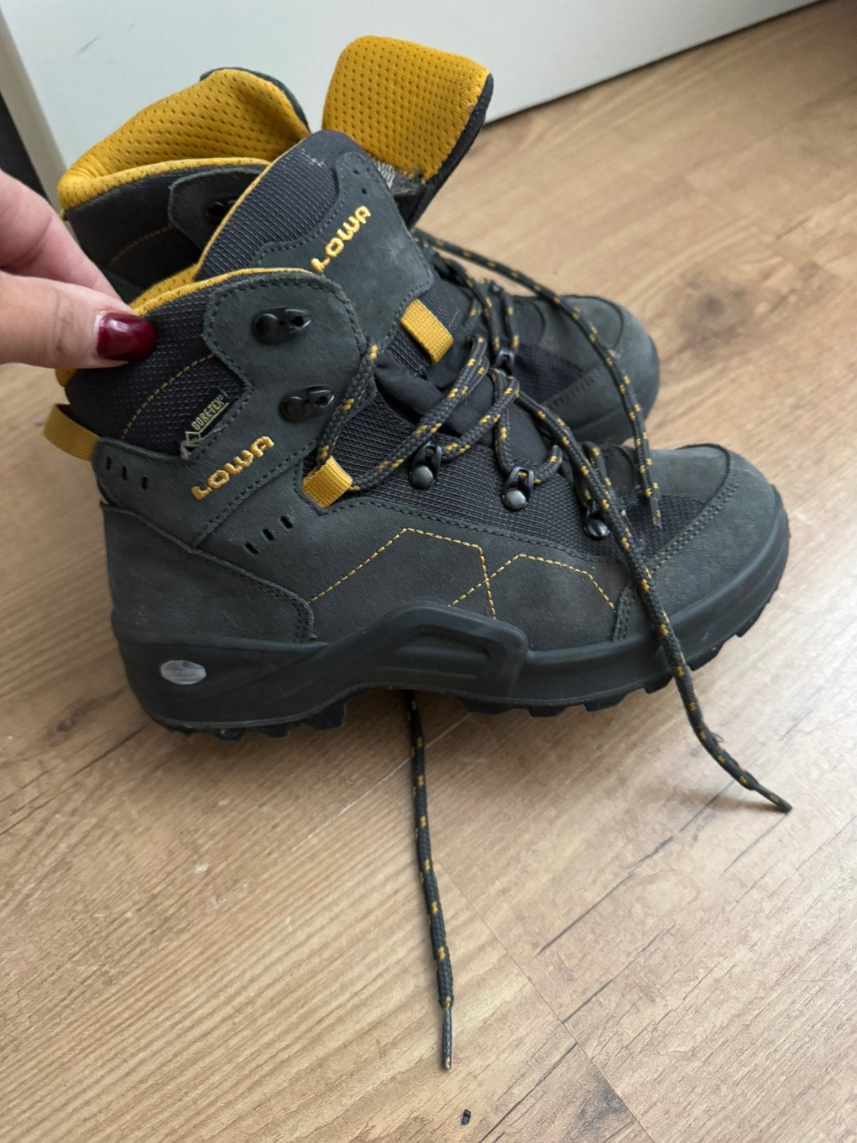 Lowa dames bergschoenenmaat 35, Ophalen of Verzenden, Zo goed als nieuw, Schoenen