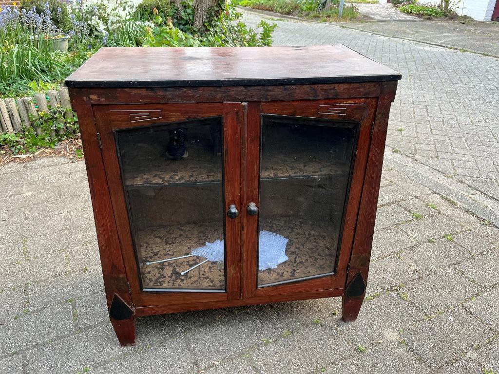 Antiek kastje, Ophalen