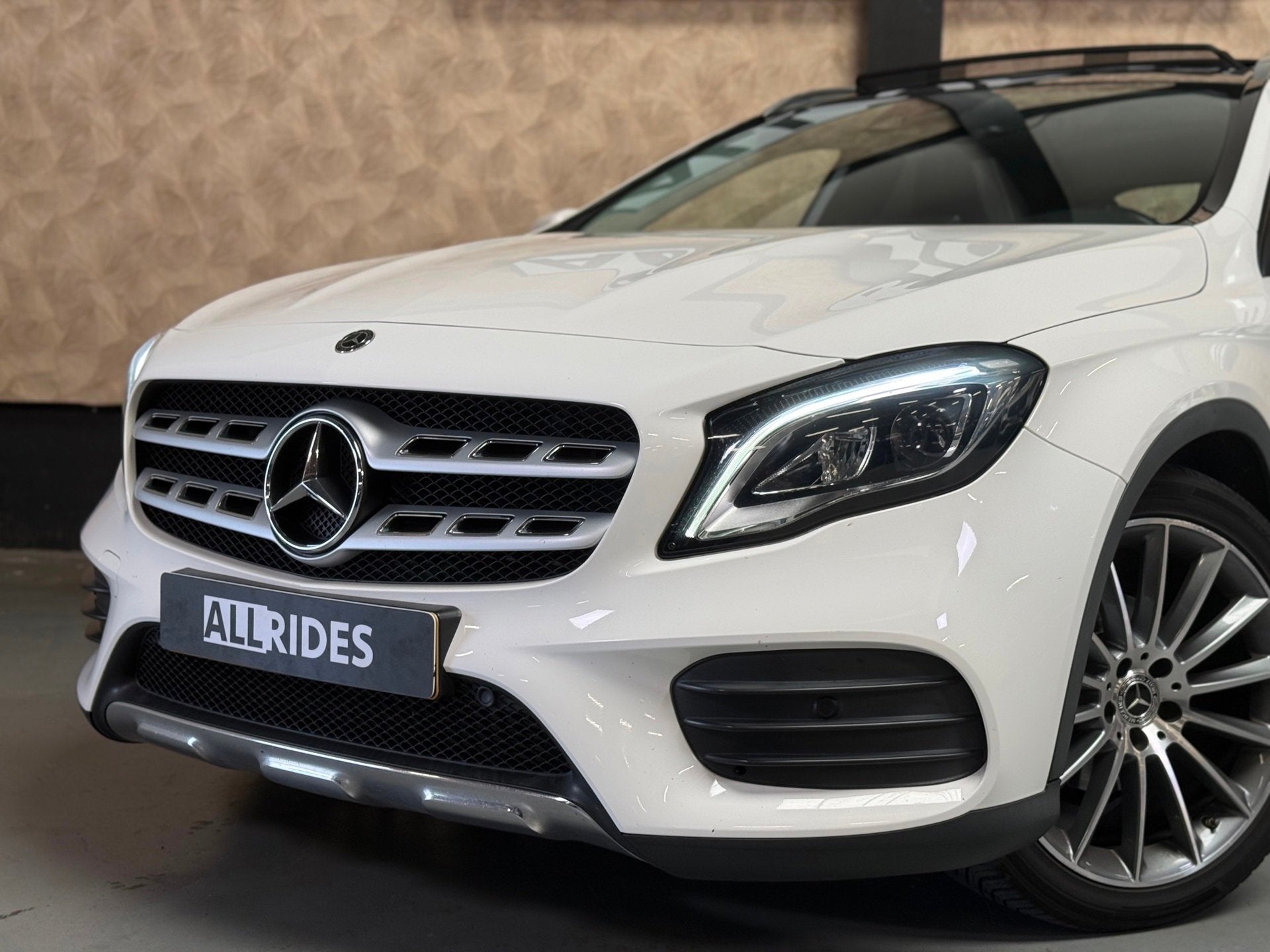 Mercedes-Benz GLA-klasse 200 AMG Edition White| Pano | Camer, Dealer onderhouden, Gebruikt, 715 kg, Wit