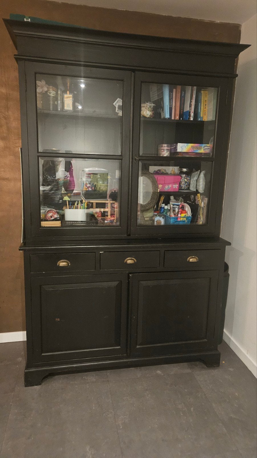 Zwarte houten kast met vitrine en lades, Ophalen, Gebruikt, Klassiek, 25 tot 50 cm