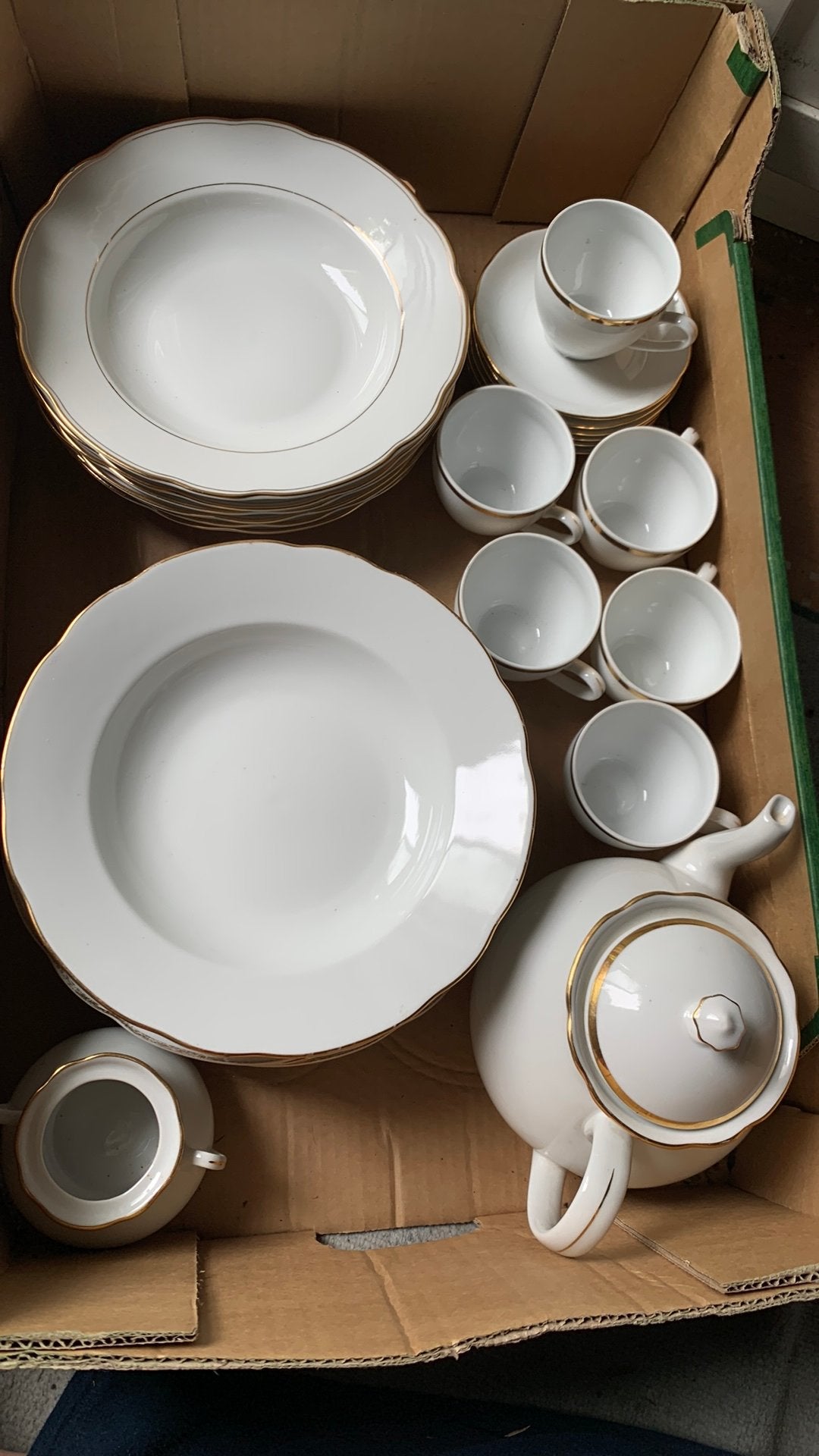 Wit servies met gouden rand - 27-delig, Ophalen, Zo goed als nieuw, Overige stijlen, Porselein