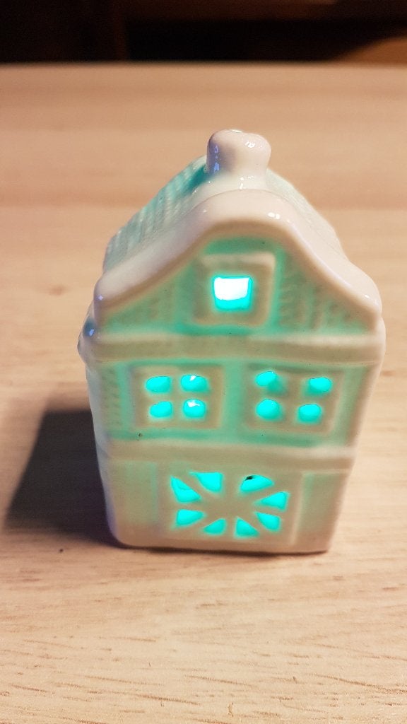 Huisje met gekleurd licht 7cm hoog, 4cm breed, 4cm diep, Ophalen