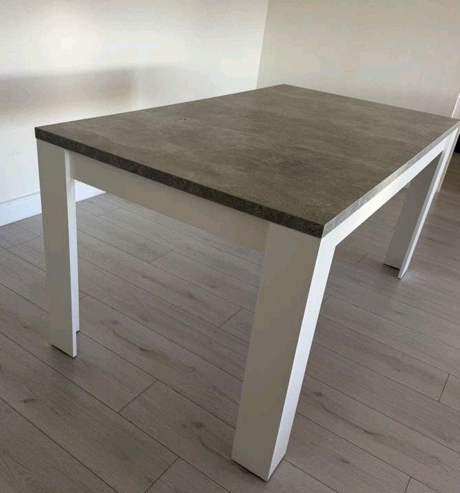 Moderne eettafel met grijs blad en witte poten, Huis en Inrichting, Tafels | Eettafels, Ophalen, Overige materialen, 100 tot 150 cm