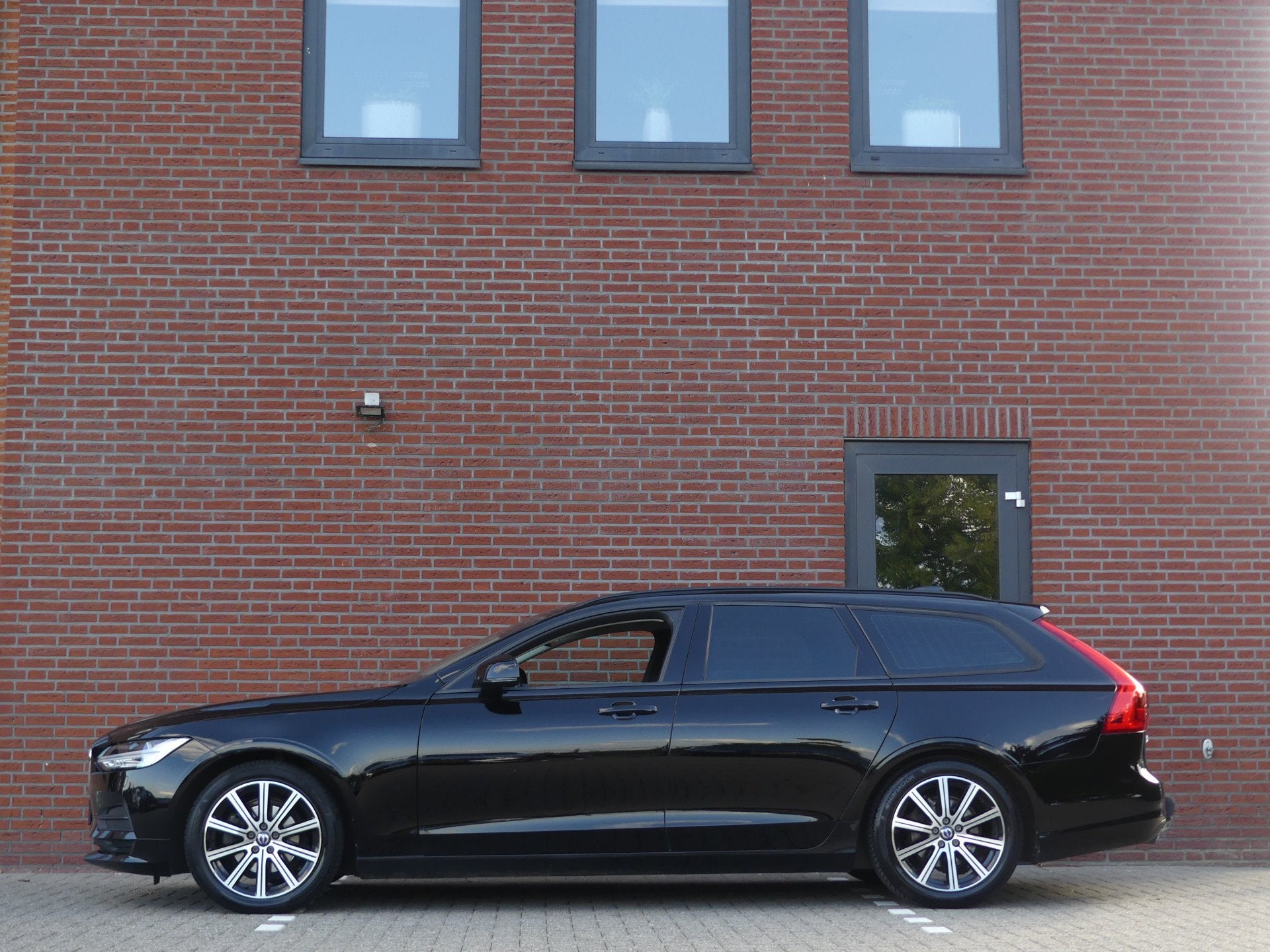 Volvo V90 2.0 D3 Momentum, Stof, 4 cilinders, Zwart, Diesel